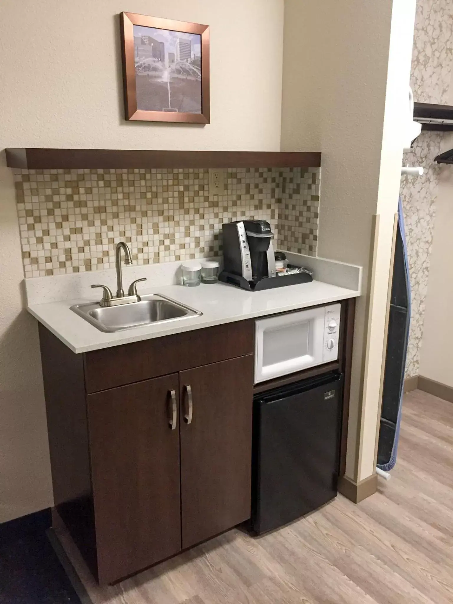 Kitchen/Kitchenette in Best Western Plus Portland Airport Hotel & Suites