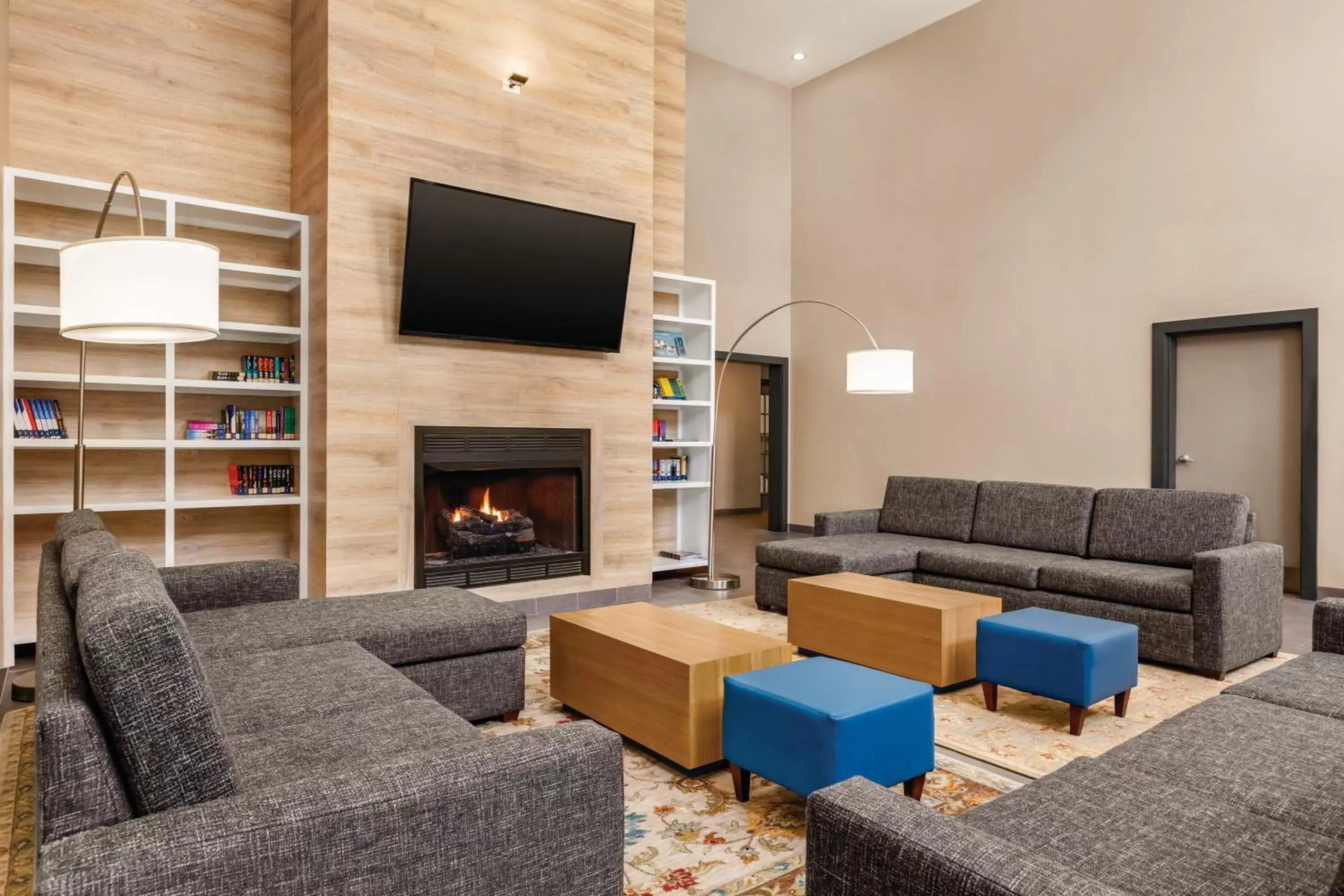 Communal lounge/ TV room, Seating Area in Country Inn & Suites by Radisson, Beaufort West, SC