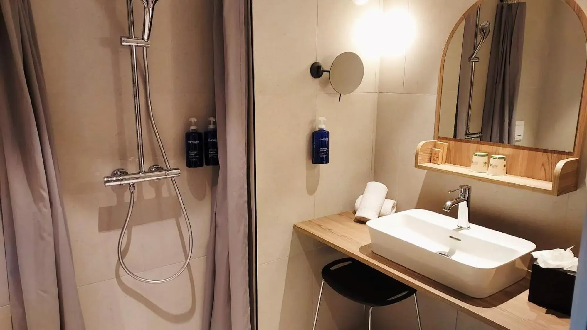 Shower, Bathroom in Emeria Dinard Hotel Thalasso & Spa