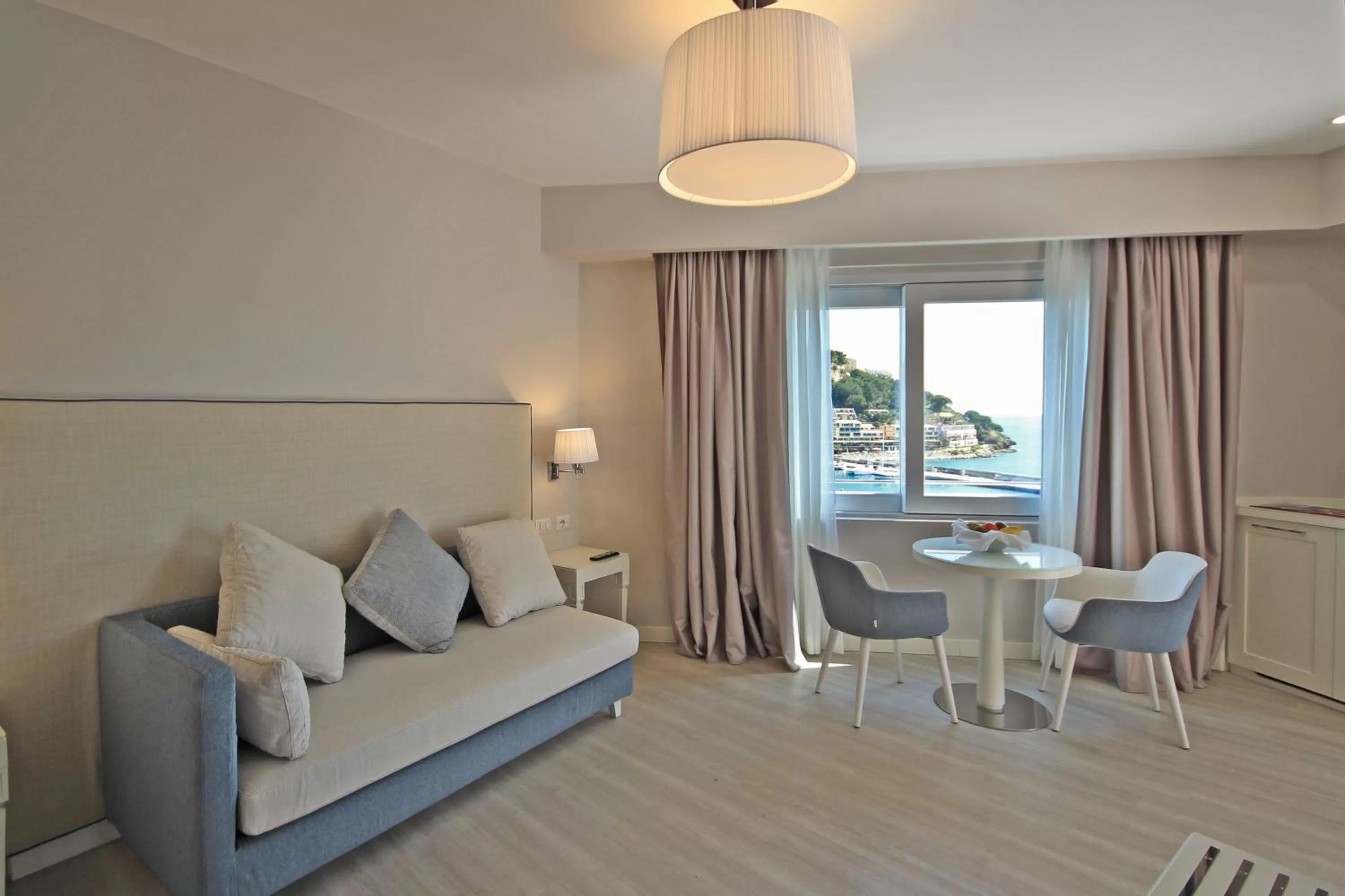 Photo of the whole room in Hotel Plaza