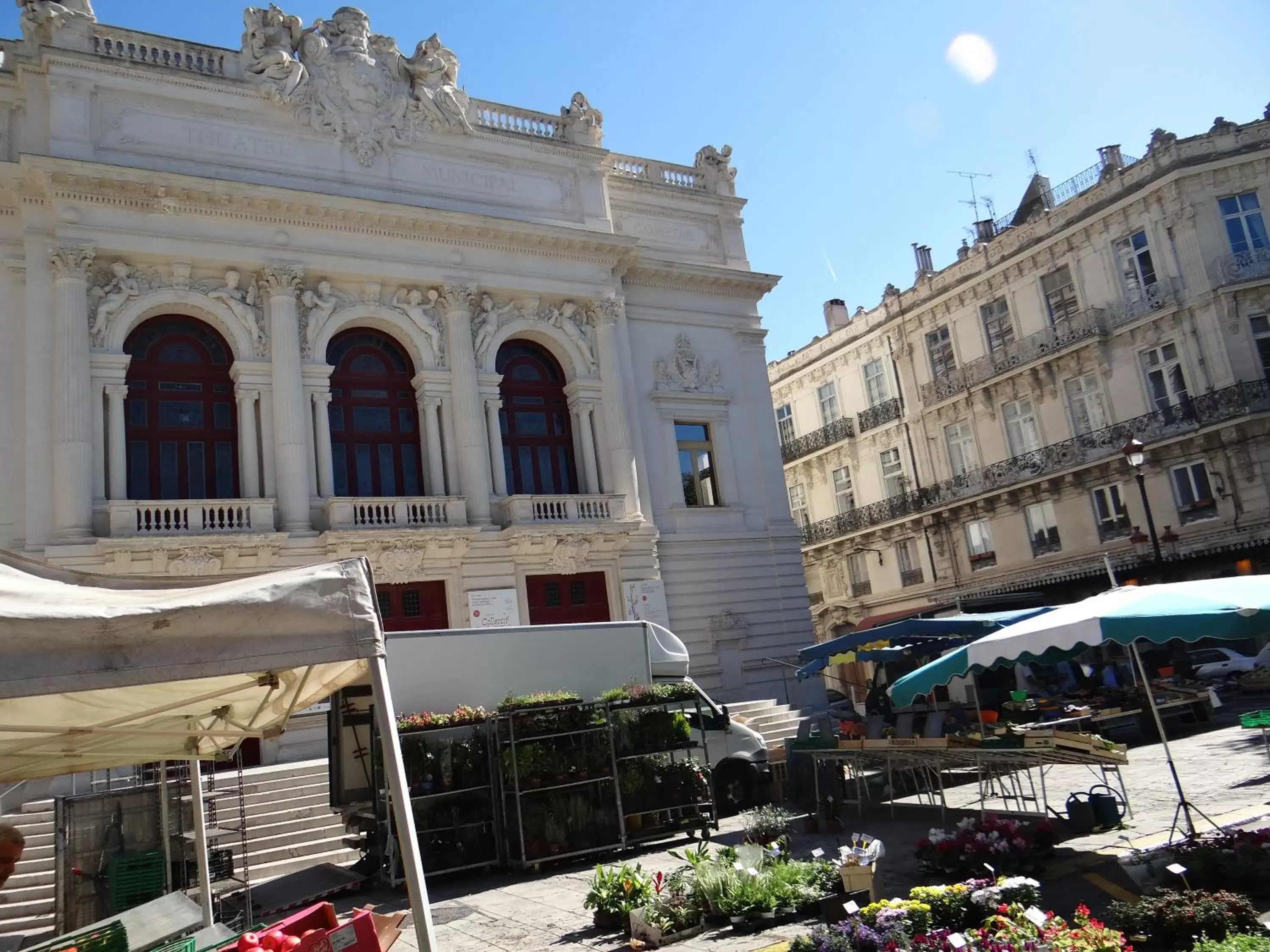 Nearby landmark in Le National