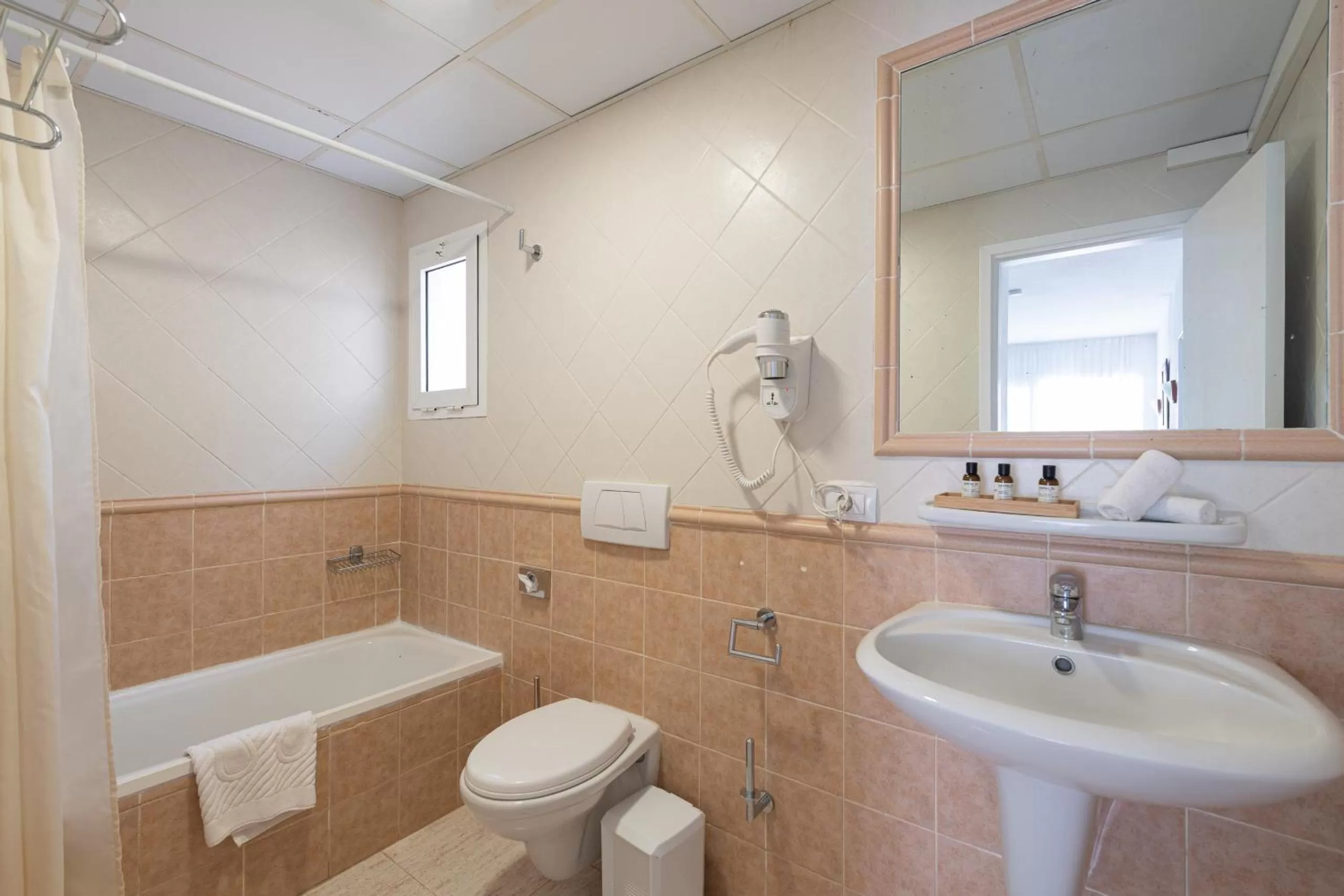 Other, Bathroom in HomeForGuest Apartamento 13 con terraza y piscina en Corralejo
