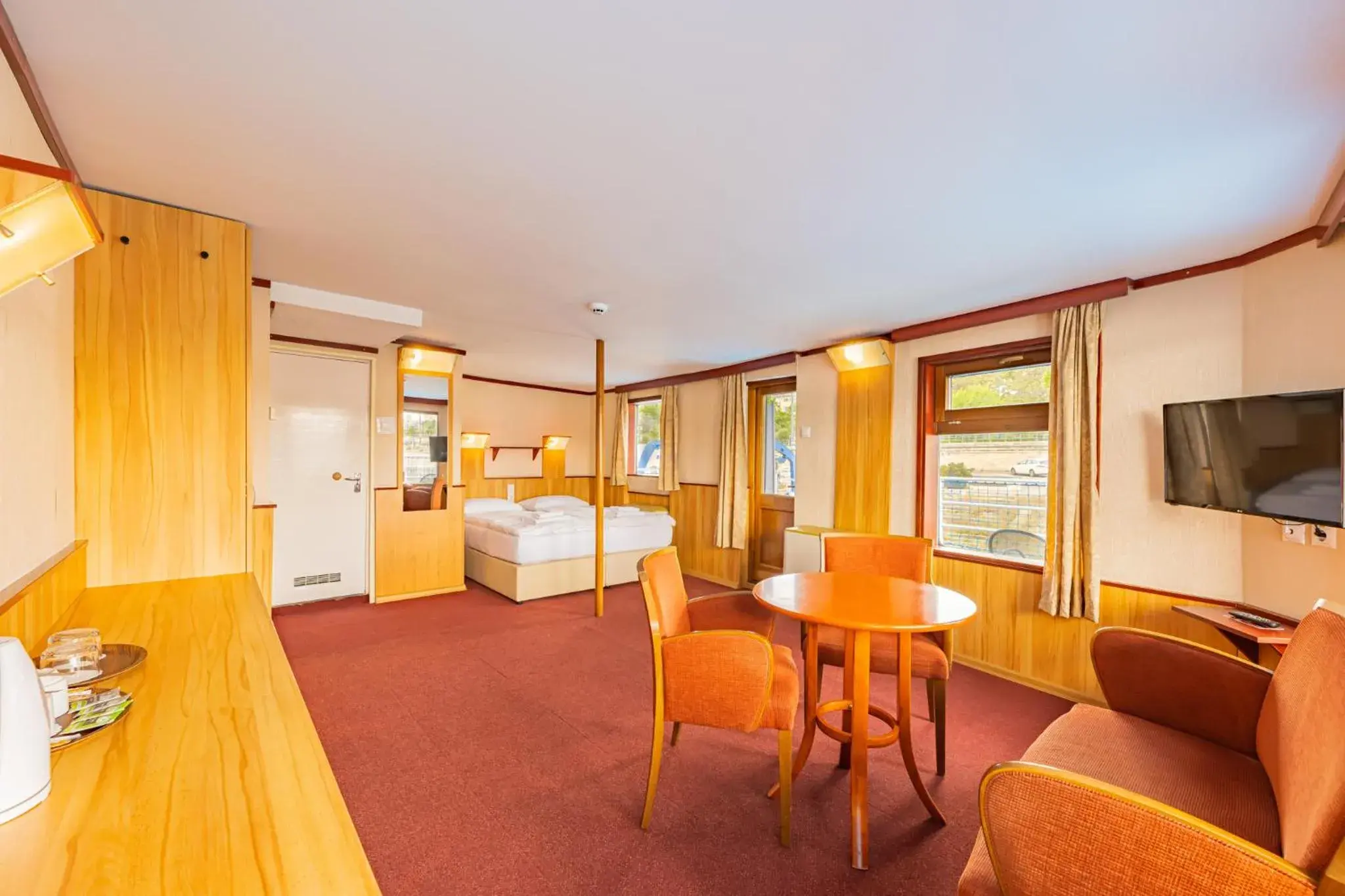 Bed, Seating Area in Fortuna Boat Hotel