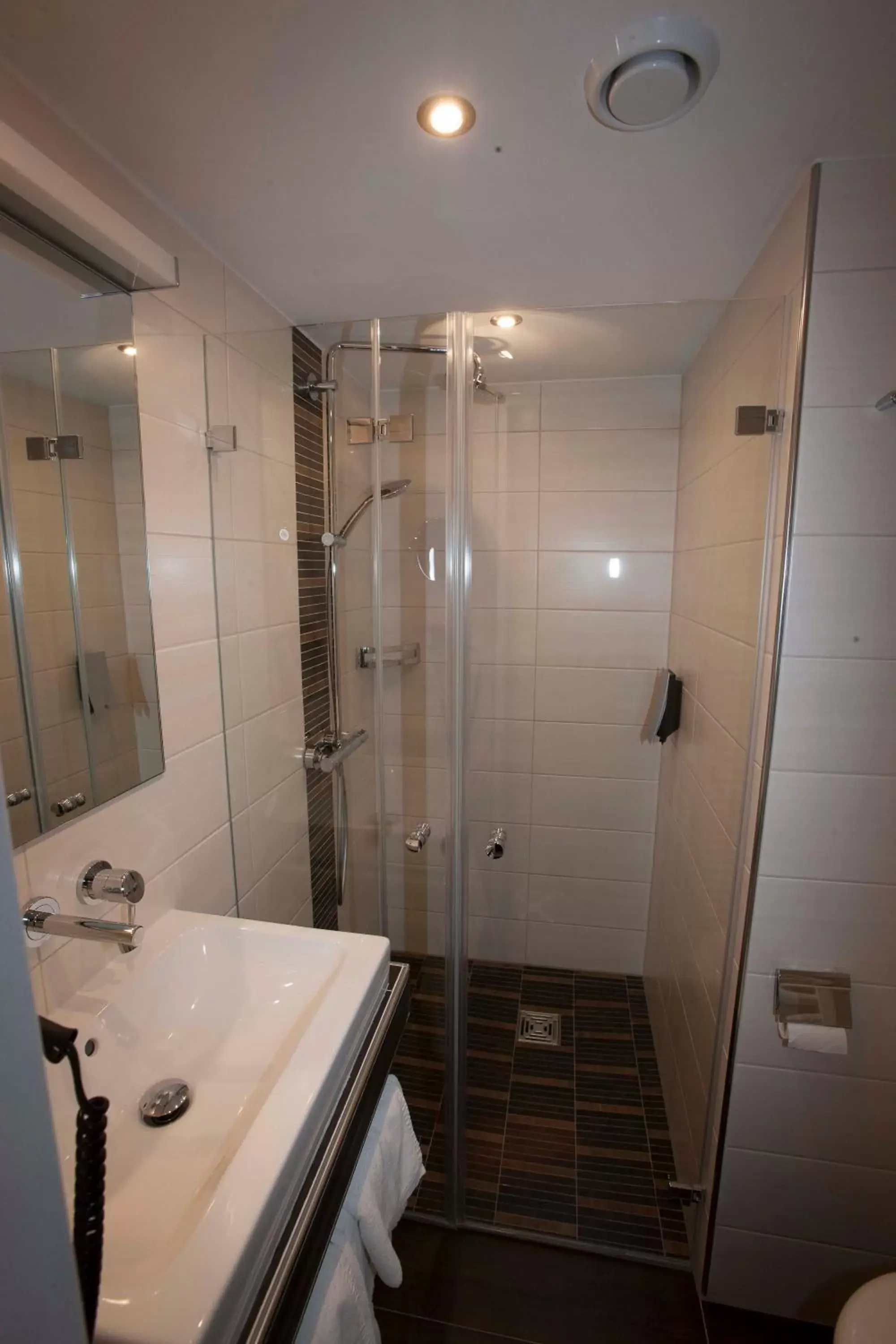 Shower, Bathroom in Flair Park Hotel Ilshofen