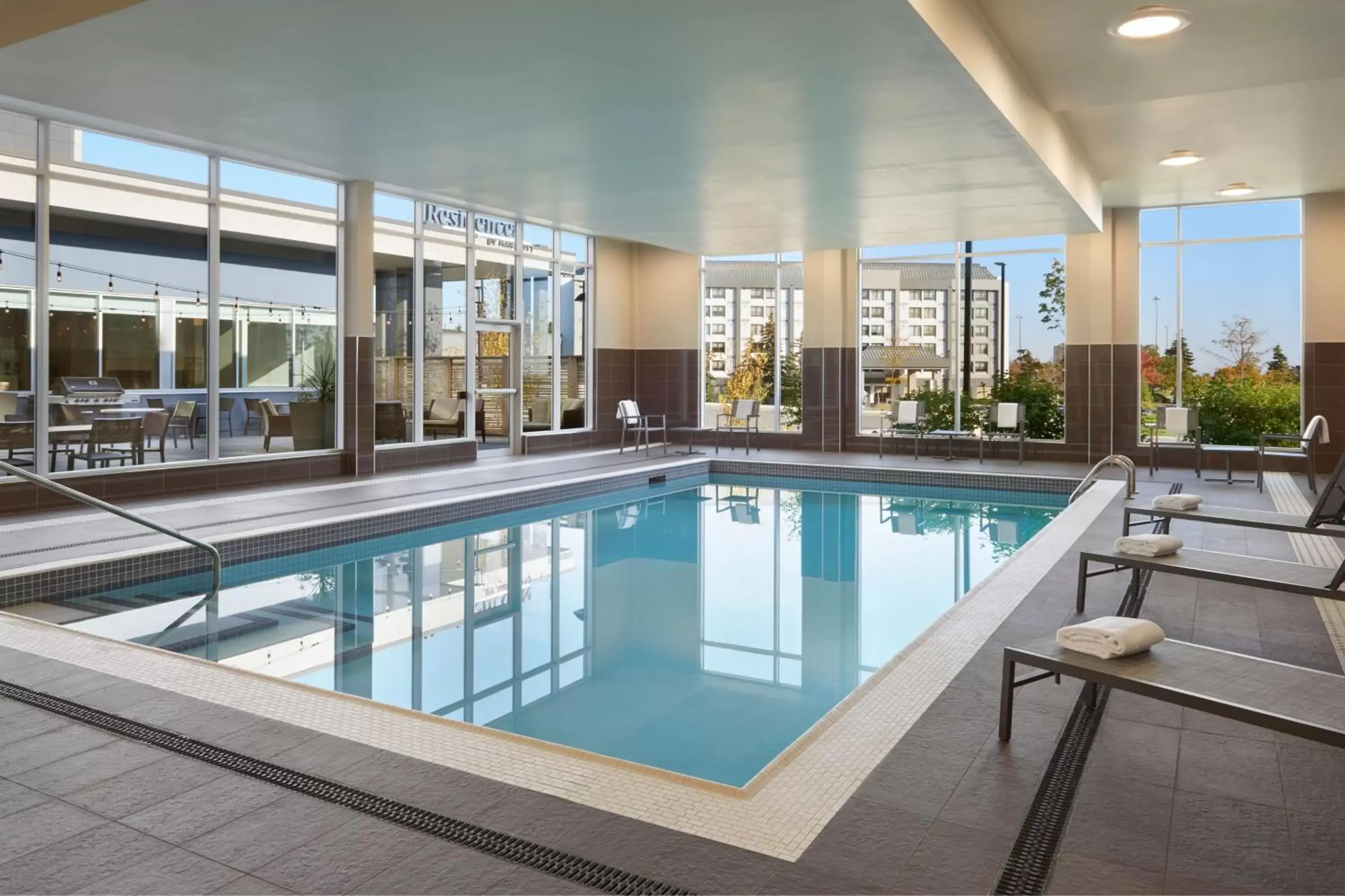 Swimming Pool in Residence Inn by Marriott Toronto Mississauga Southwest