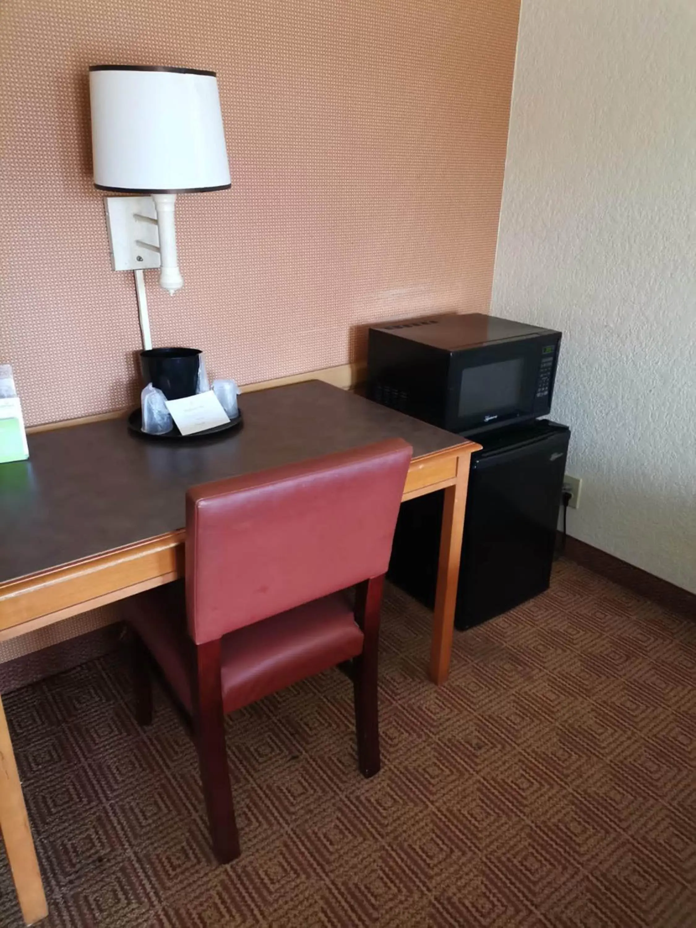 Seating area, TV/Entertainment Center in Super 8 by Wyndham San Antonio Near SeaWorld Ingram Park