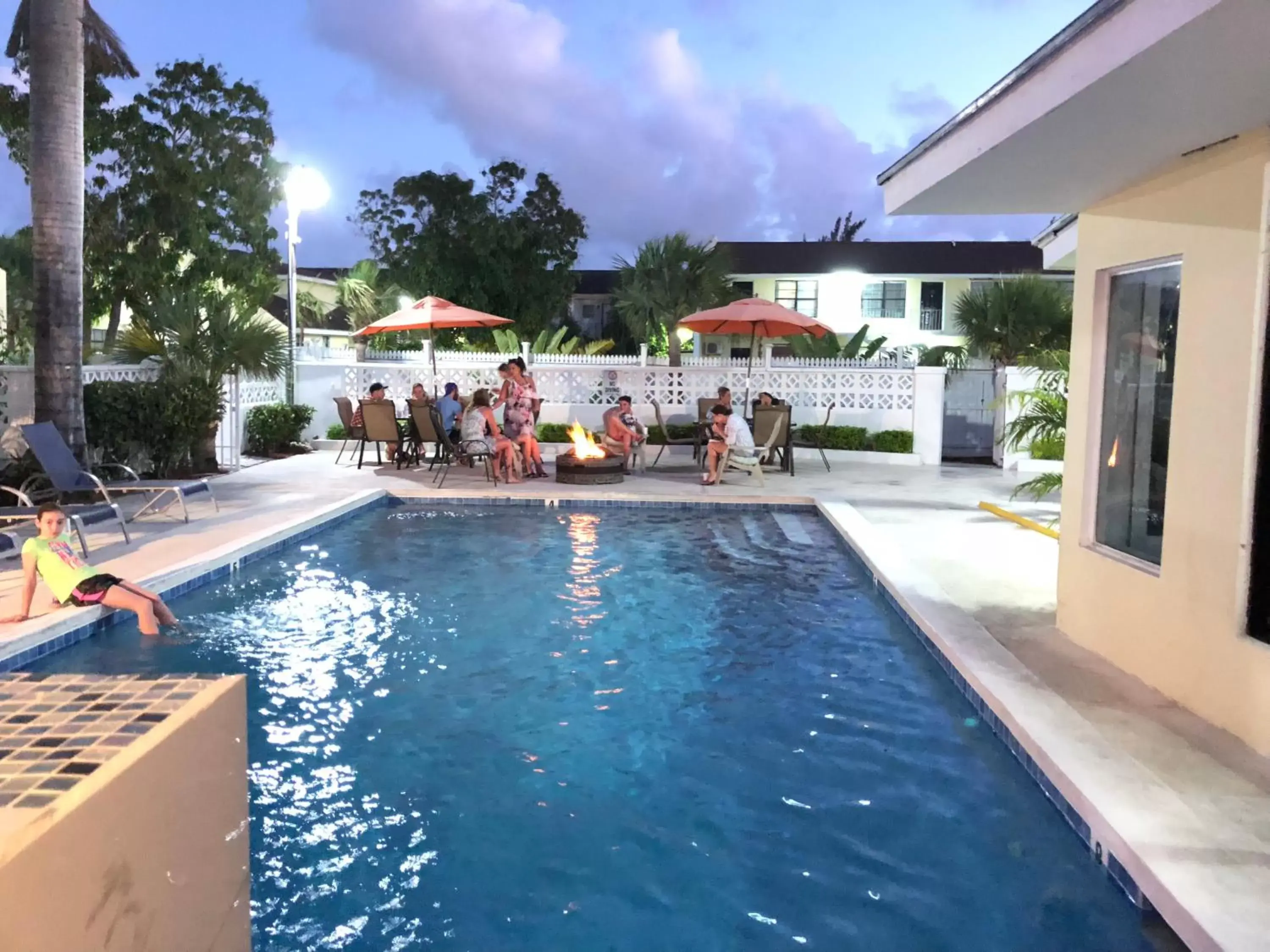 Swimming Pool in Colony Club Inn & Suites