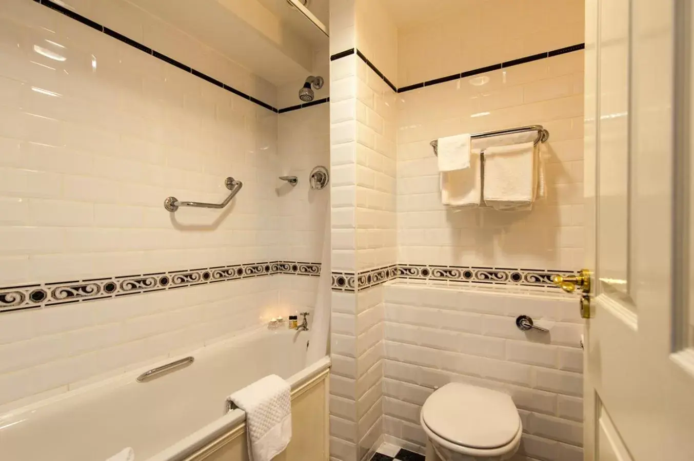 Bathroom in Blarney Castle Hotel