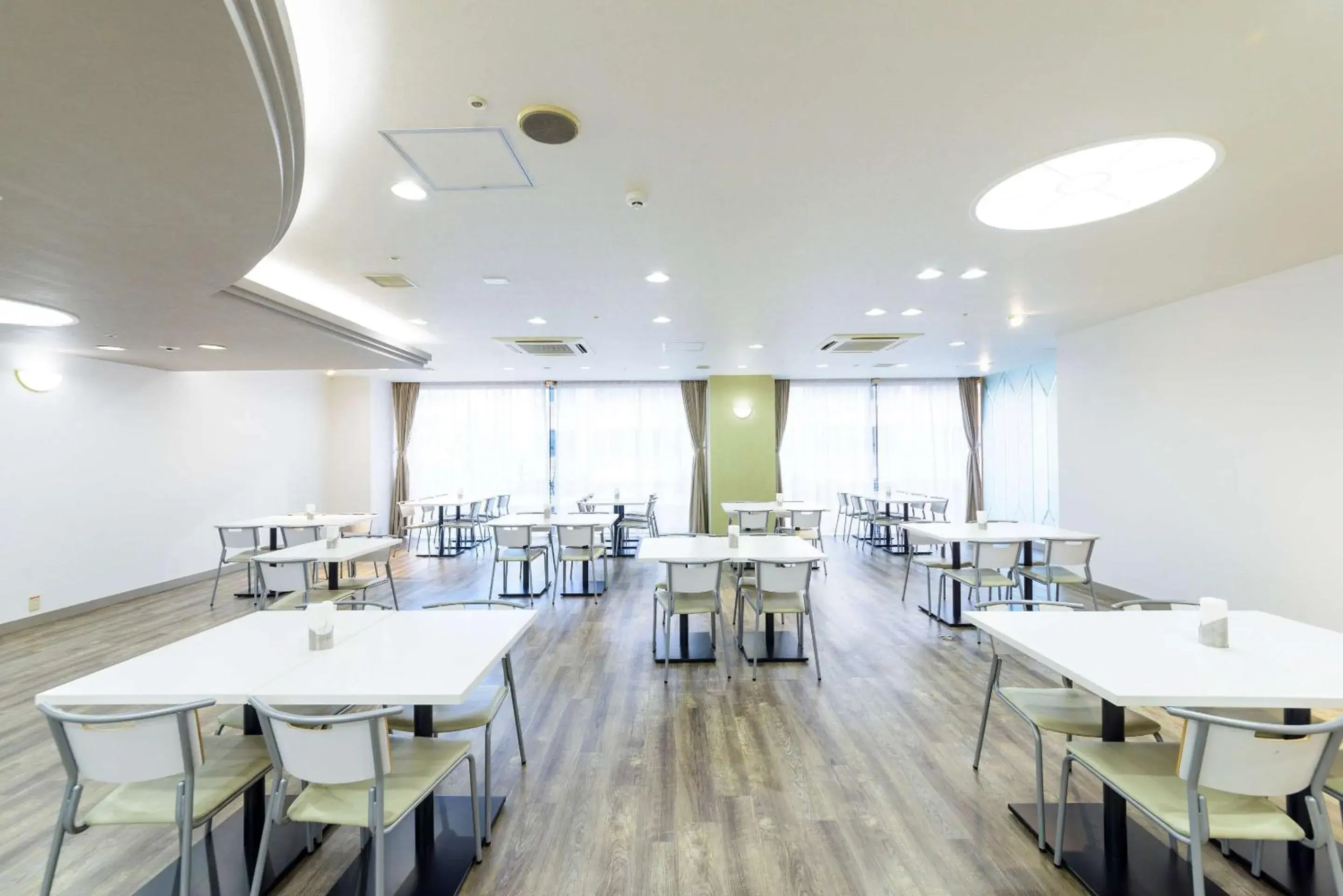 Restaurant/Places to Eat in SureStay Plus Hotel by Best Western Shin-Osaka