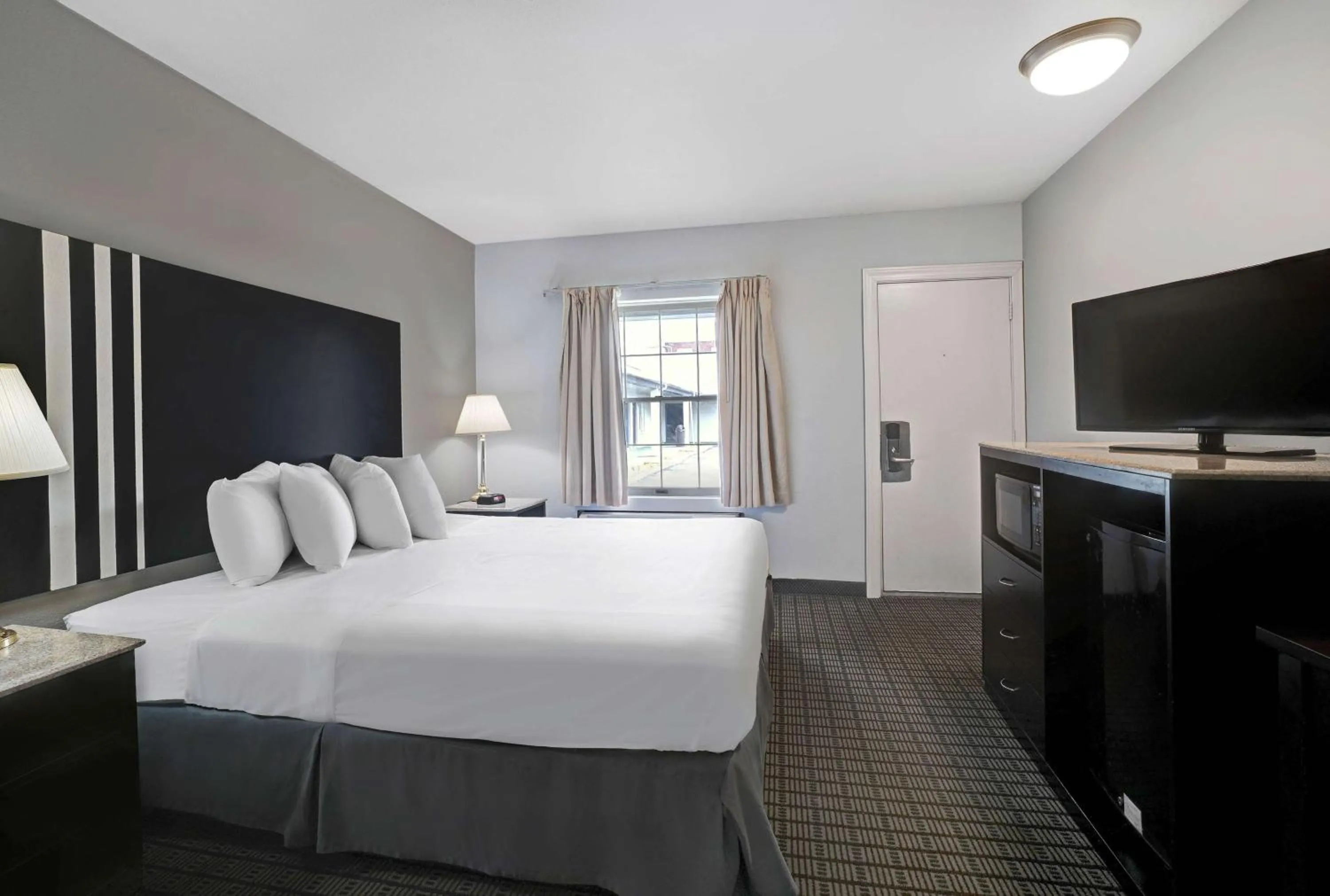 Photo of the whole room, Bed in Motel 6 Washington, PA