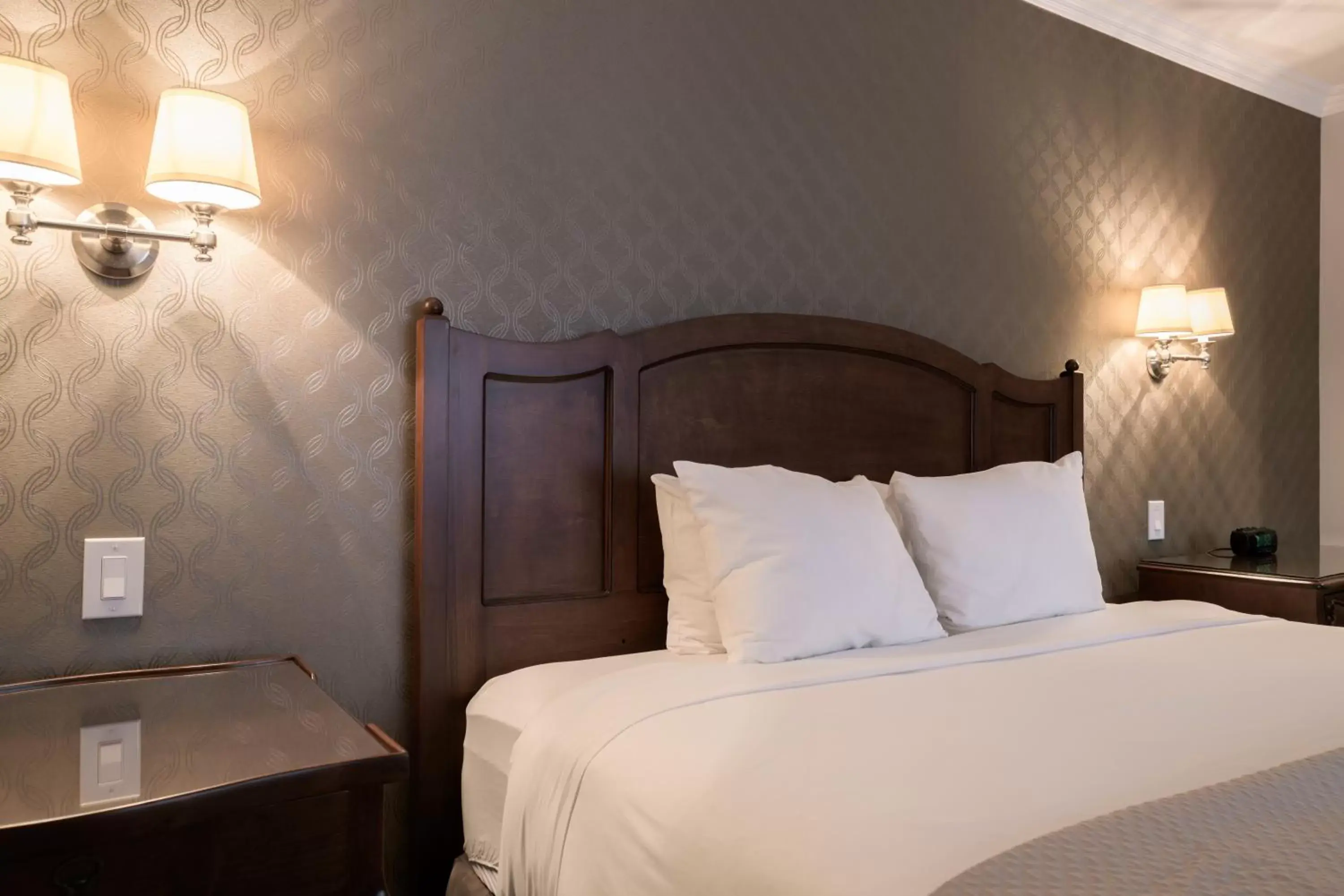 Bedroom, Bed in Woodcrest Hotel