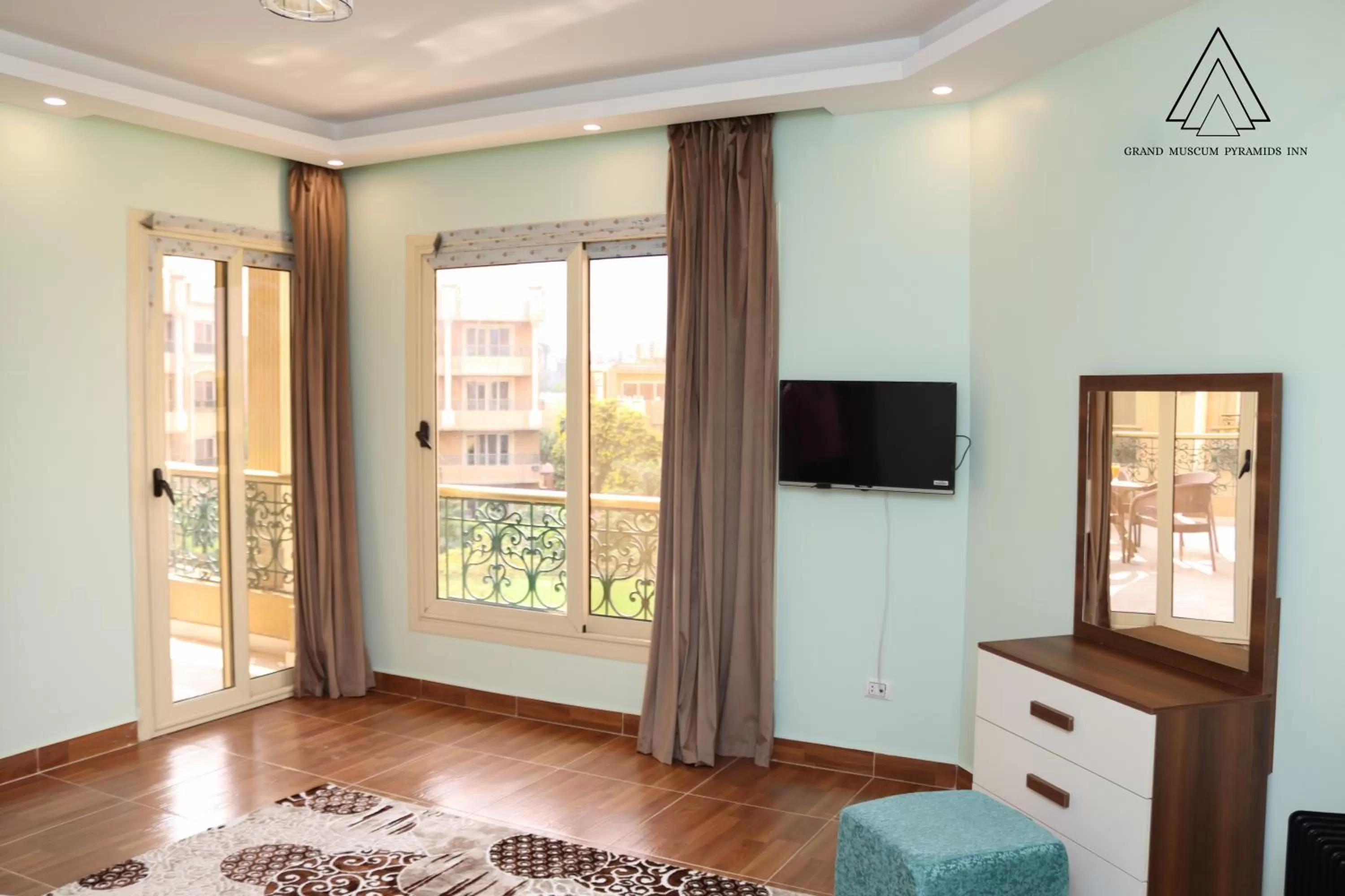 Communal lounge/ TV room in Grand Museum Pyramids Inn