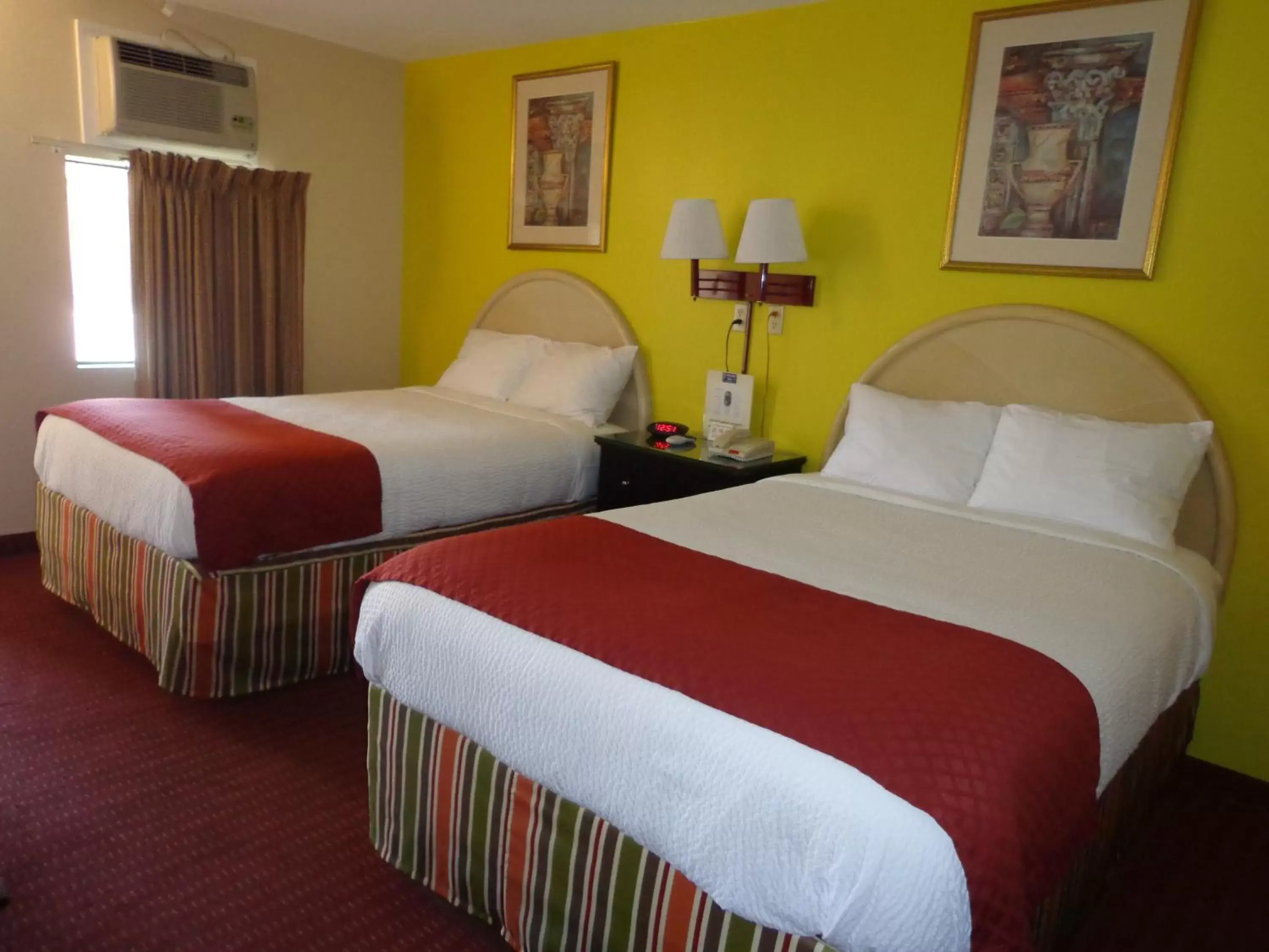 Bedroom, Bed in Economy Inn Express Warren Bedroom, Bed in Economy Inn Express Warren