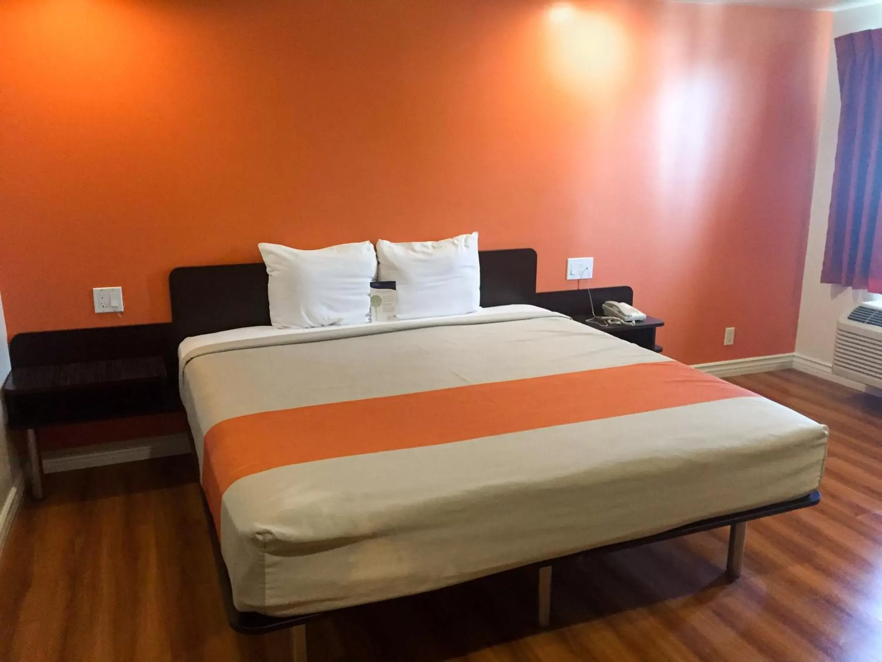 Bed in Motel 6 Gardena