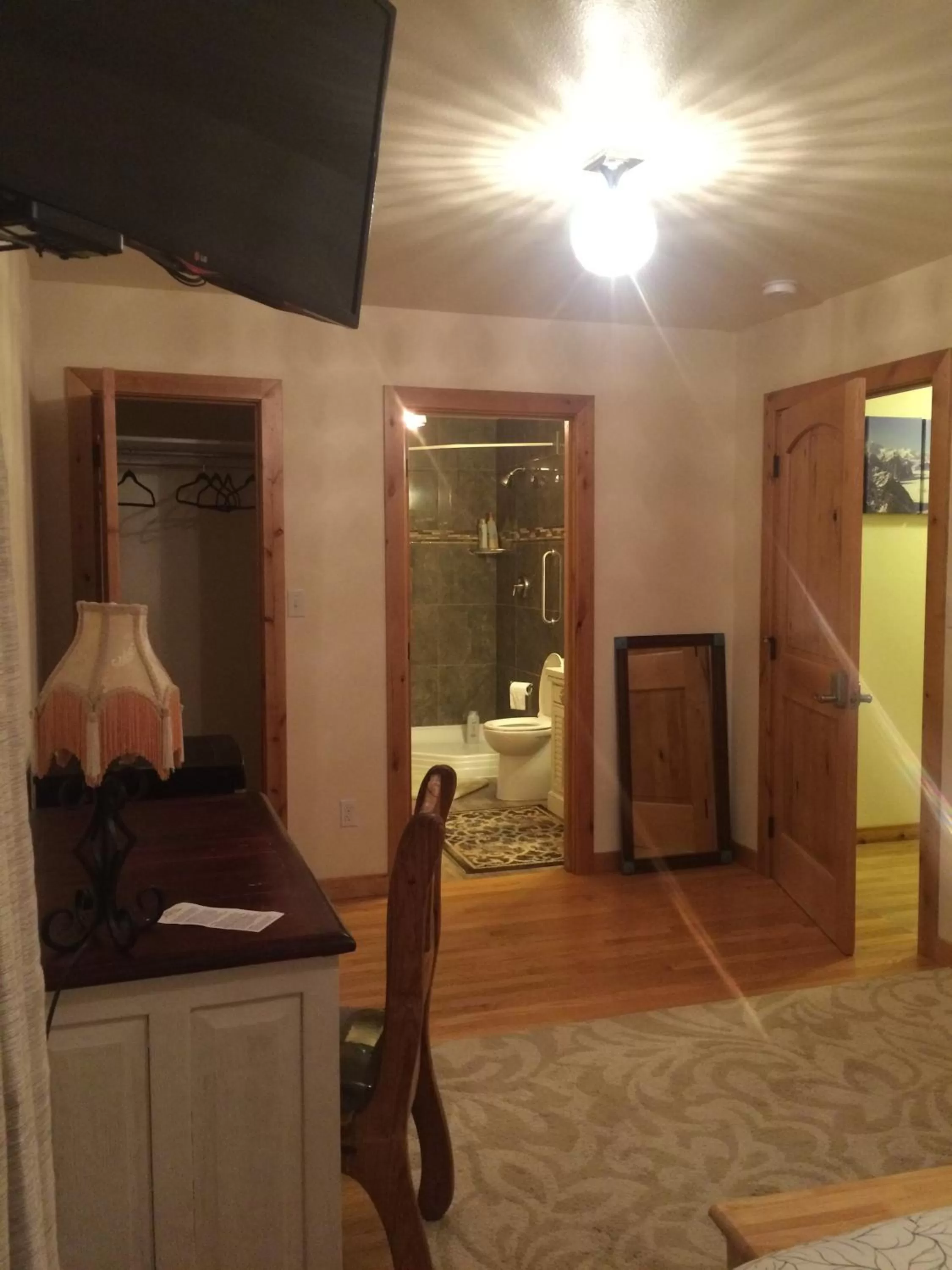 Bedroom, TV/Entertainment Center in Fishhook Sunrise B&B