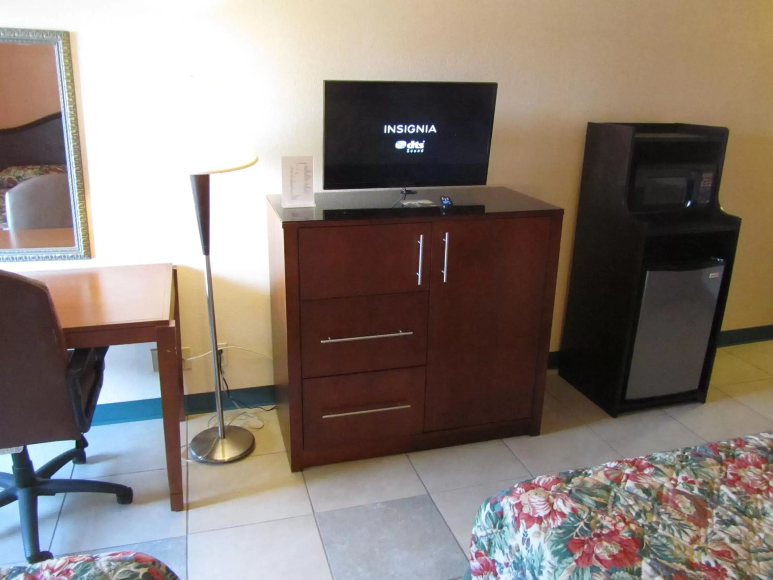 TV and multimedia, TV/Entertainment Center in Executive Inn and Suites Wichita Falls