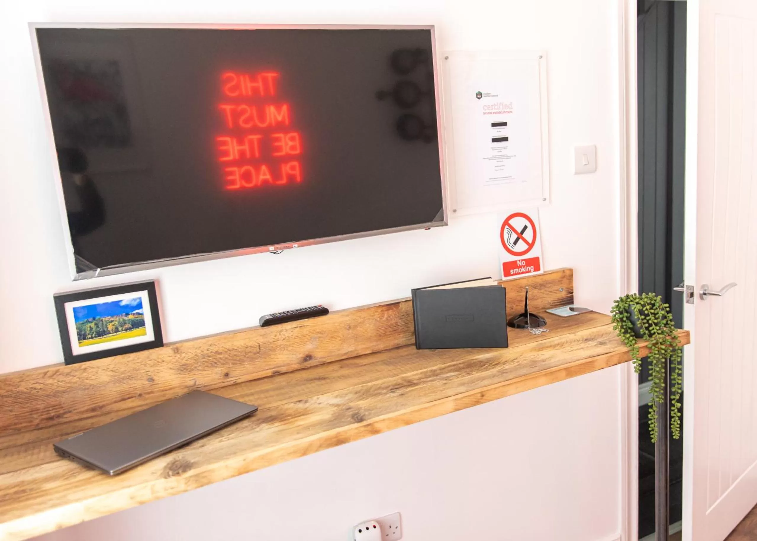 Living room, TV/Entertainment Center in Entire family home , large rear garden and free parking