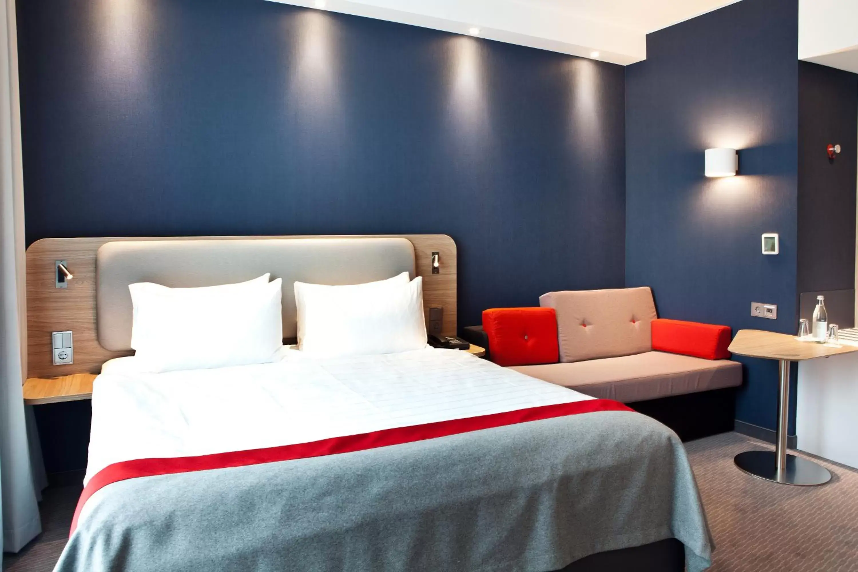 Bedroom, Bed in Holiday Inn Express Oberhausen, an IHG Hotel