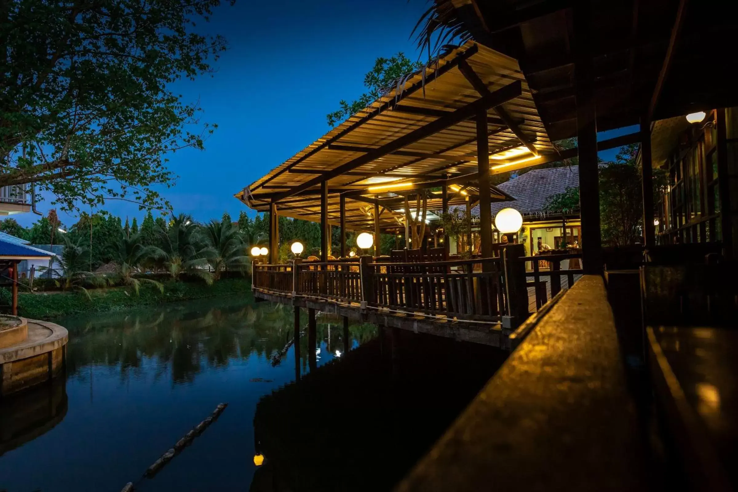 Restaurant/places to eat, Swimming Pool in Maikaew Damnoen Resort