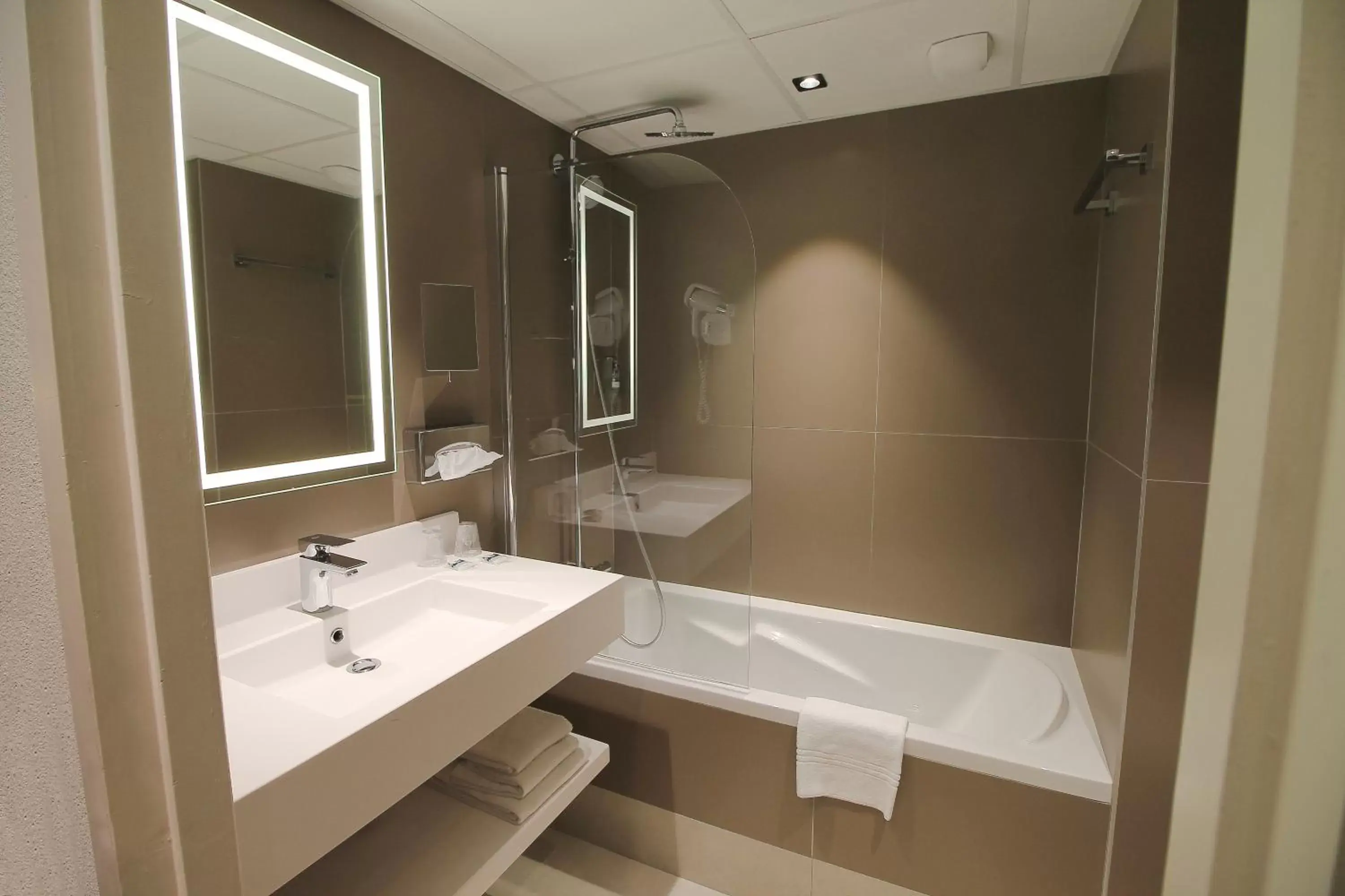 Bathroom in Hotel Mercure Blois Centre