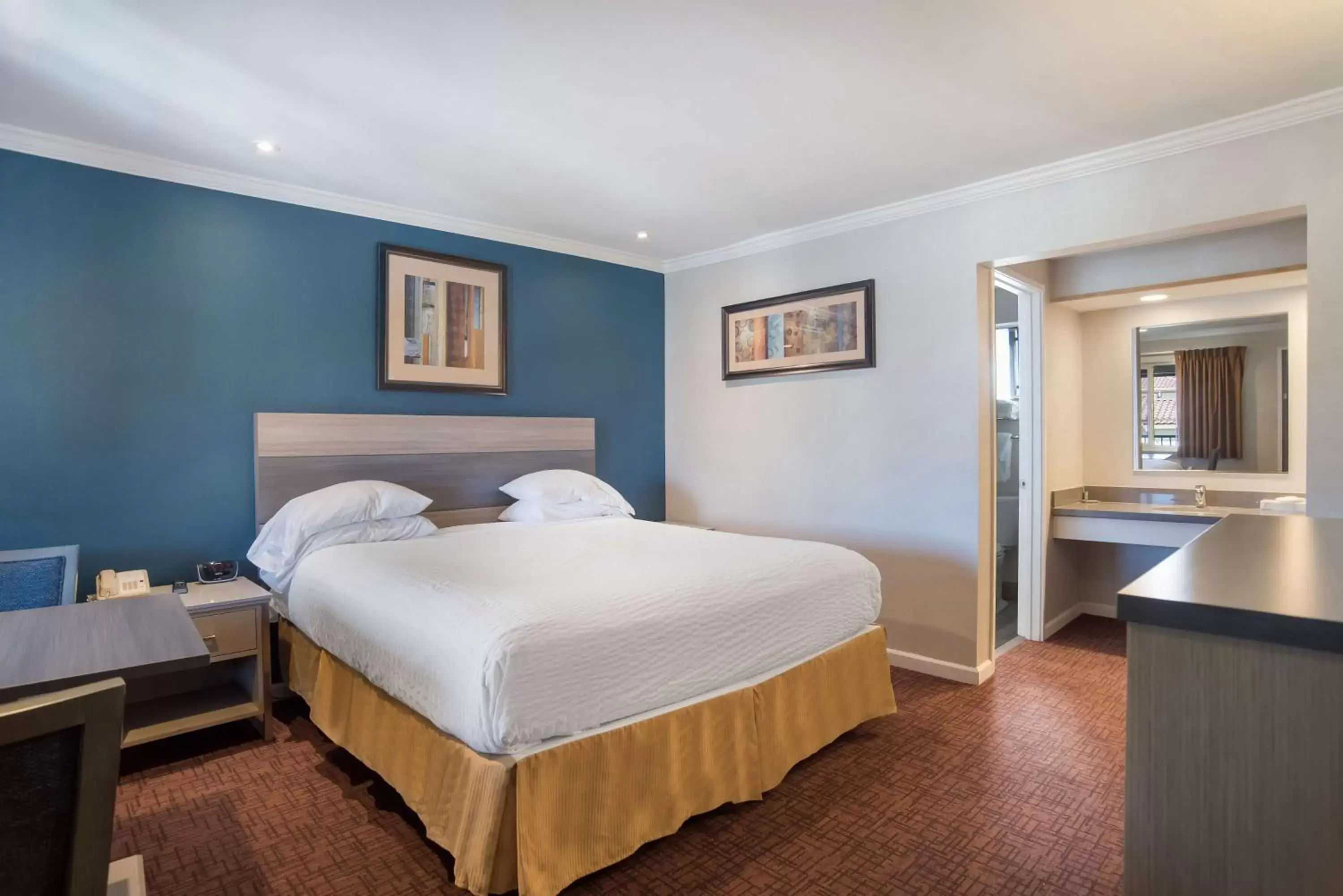 Bedroom, Bed in SureStay Hotel by Best Western San Rafael