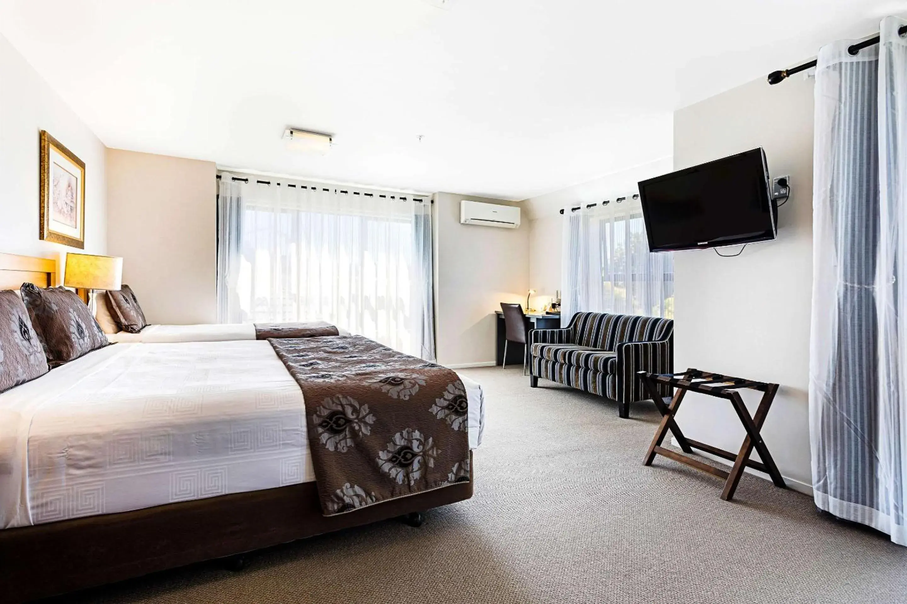 Executive Suite with Kitchen in Alexander Inn Executive Suite with Kitchen in Alexander Inn