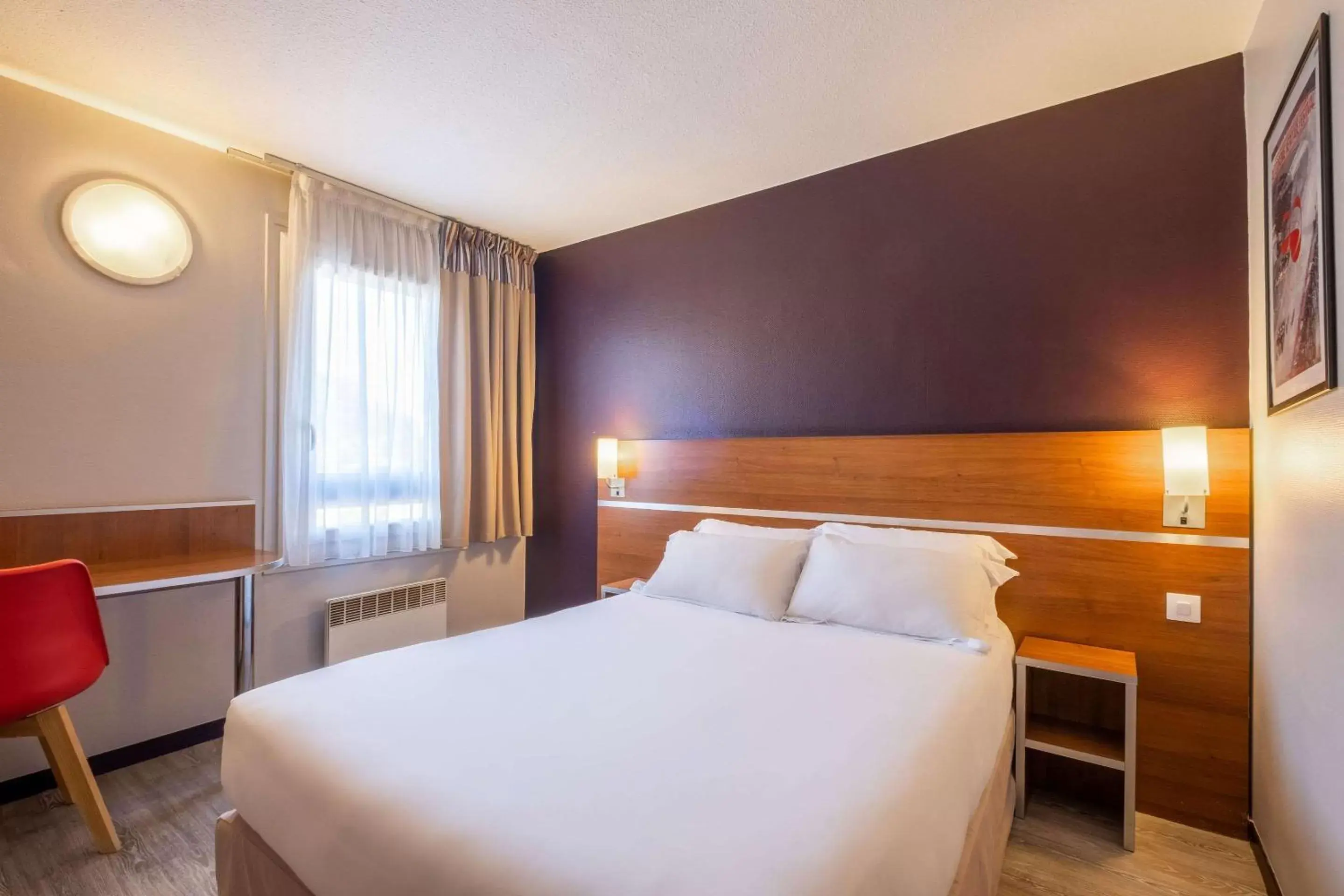 Photo of the whole room, Bed in Comfort Hotel Linas - Montlhery
