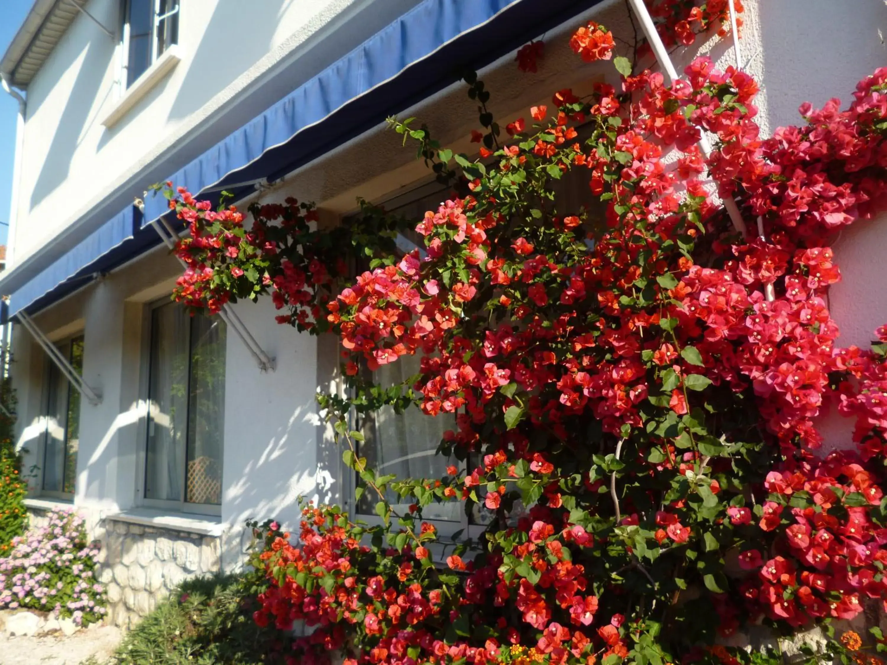 Facade/entrance, Property Building in Logis Hotel des Cayrons