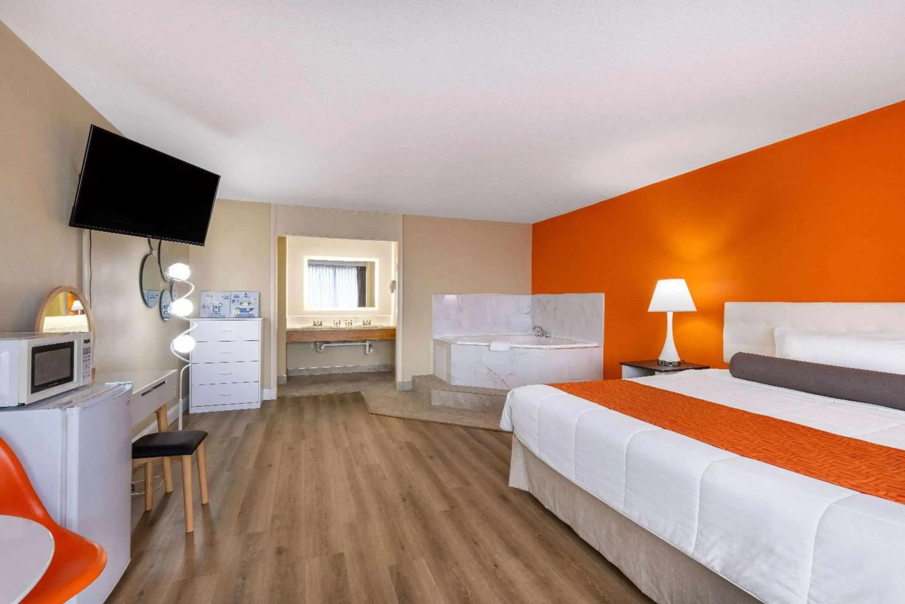 Bed in Howard Johnson by Wyndham Salem Hotel & Conference Center Bed in Howard Johnson by Wyndham Salem Hotel & Conference Center