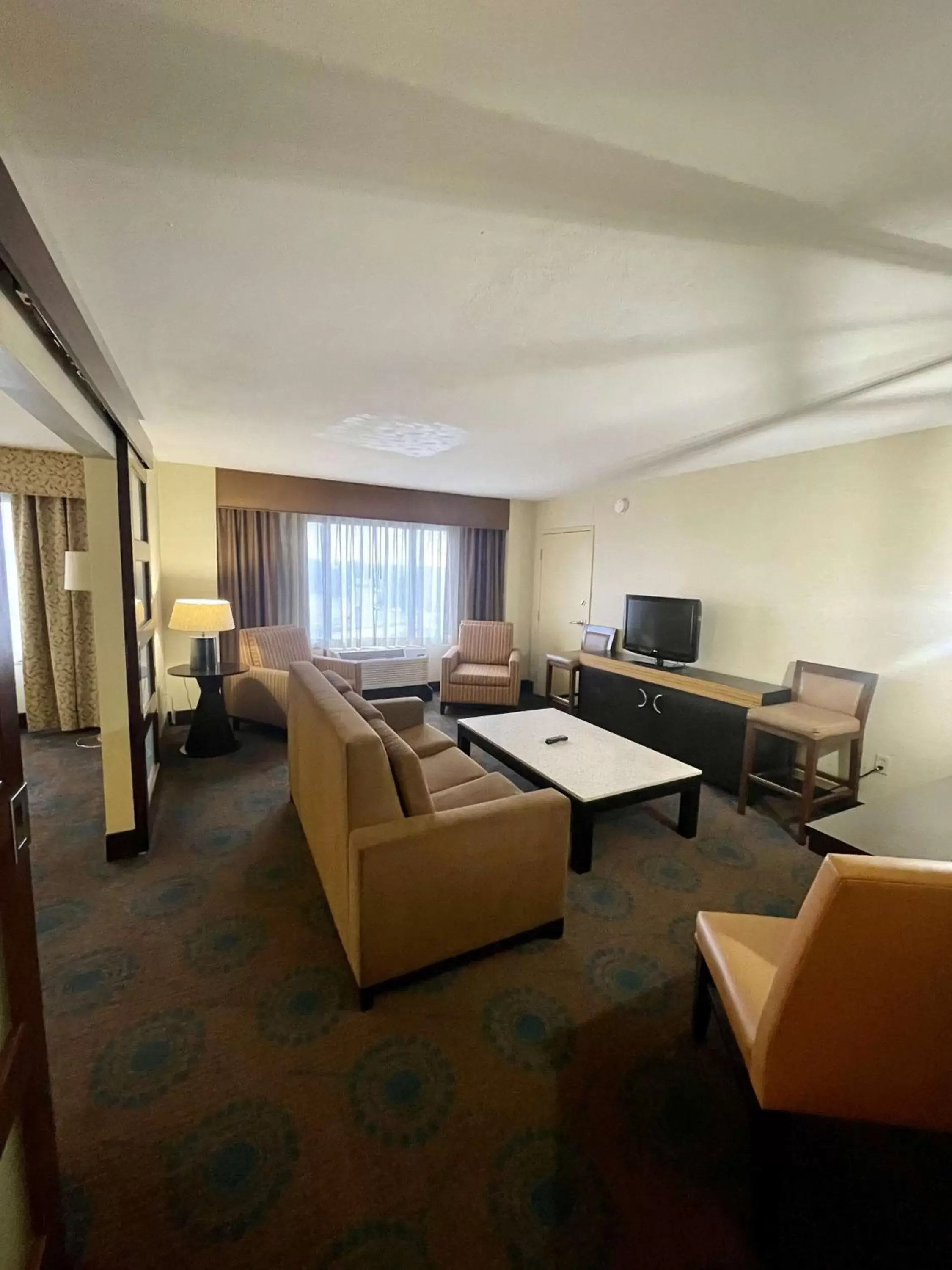 Photo of the whole room, Seating Area in Brandywine Plaza Hotel - SureStay Collection by Best Western