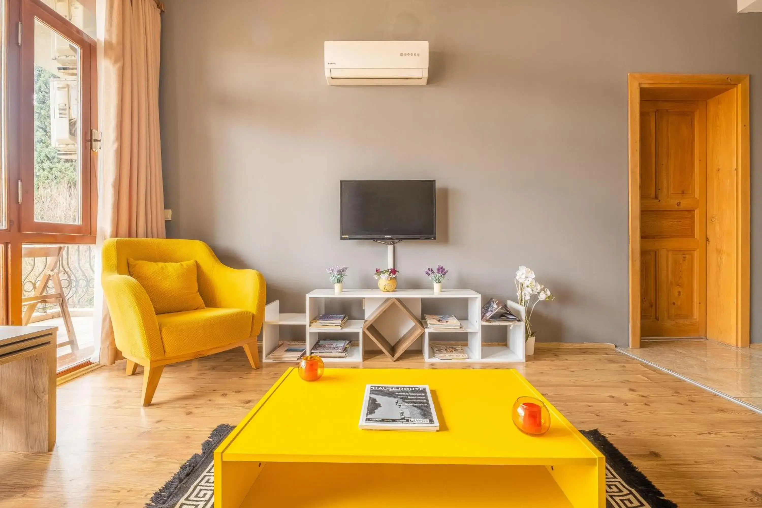 Living room, Seating Area in Old Town Deluxe Flats