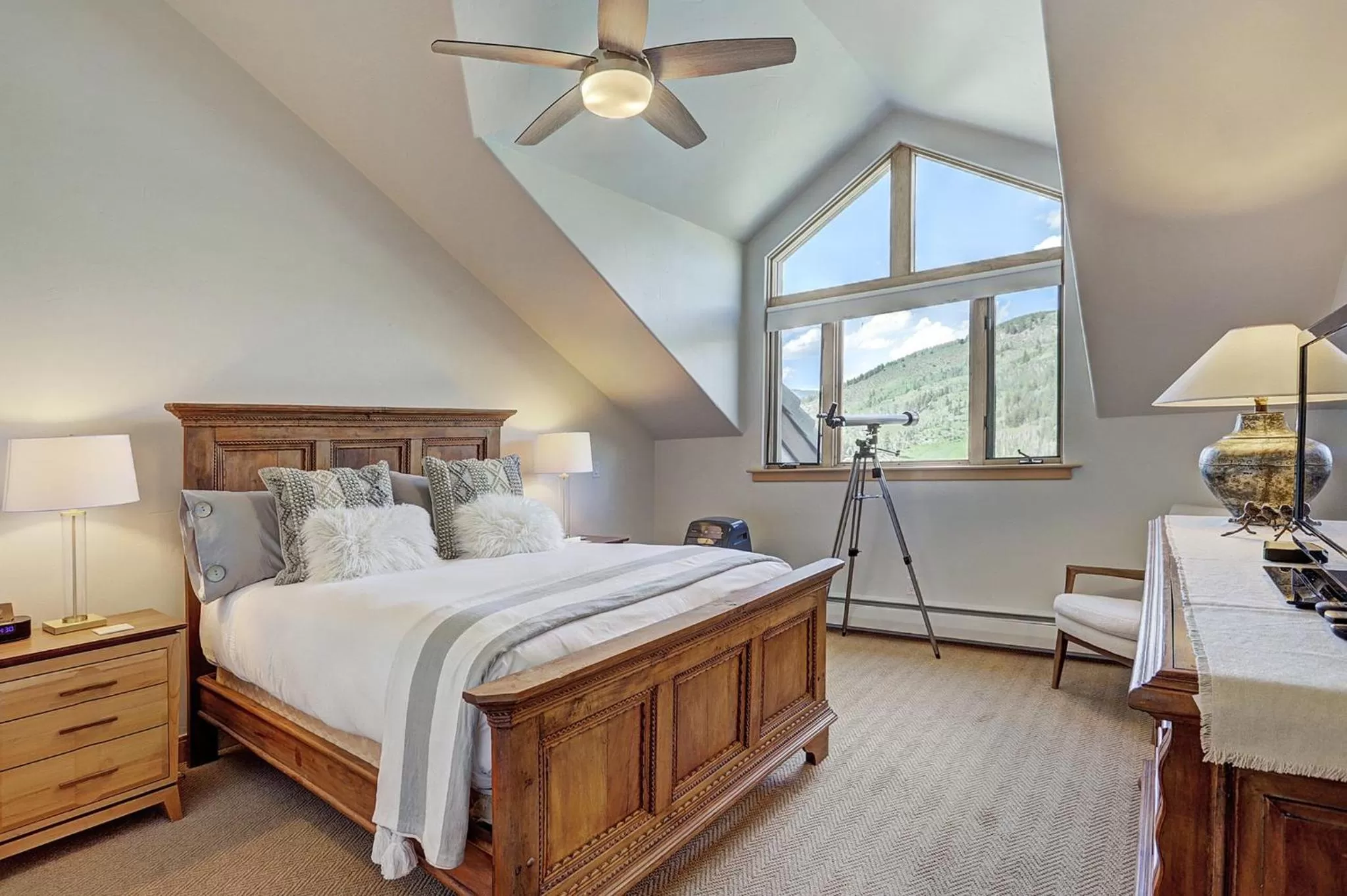 Photo of the whole room, Bed in The Pines Lodge, a RockResort