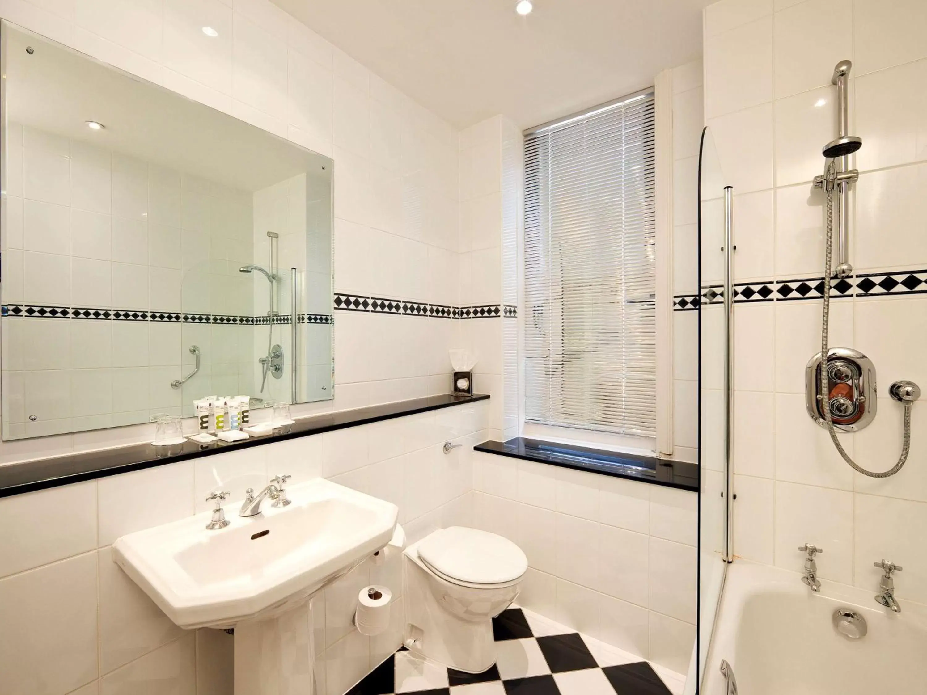 Photo of the whole room, Bathroom in Mercure Oxford Eastgate Hotel