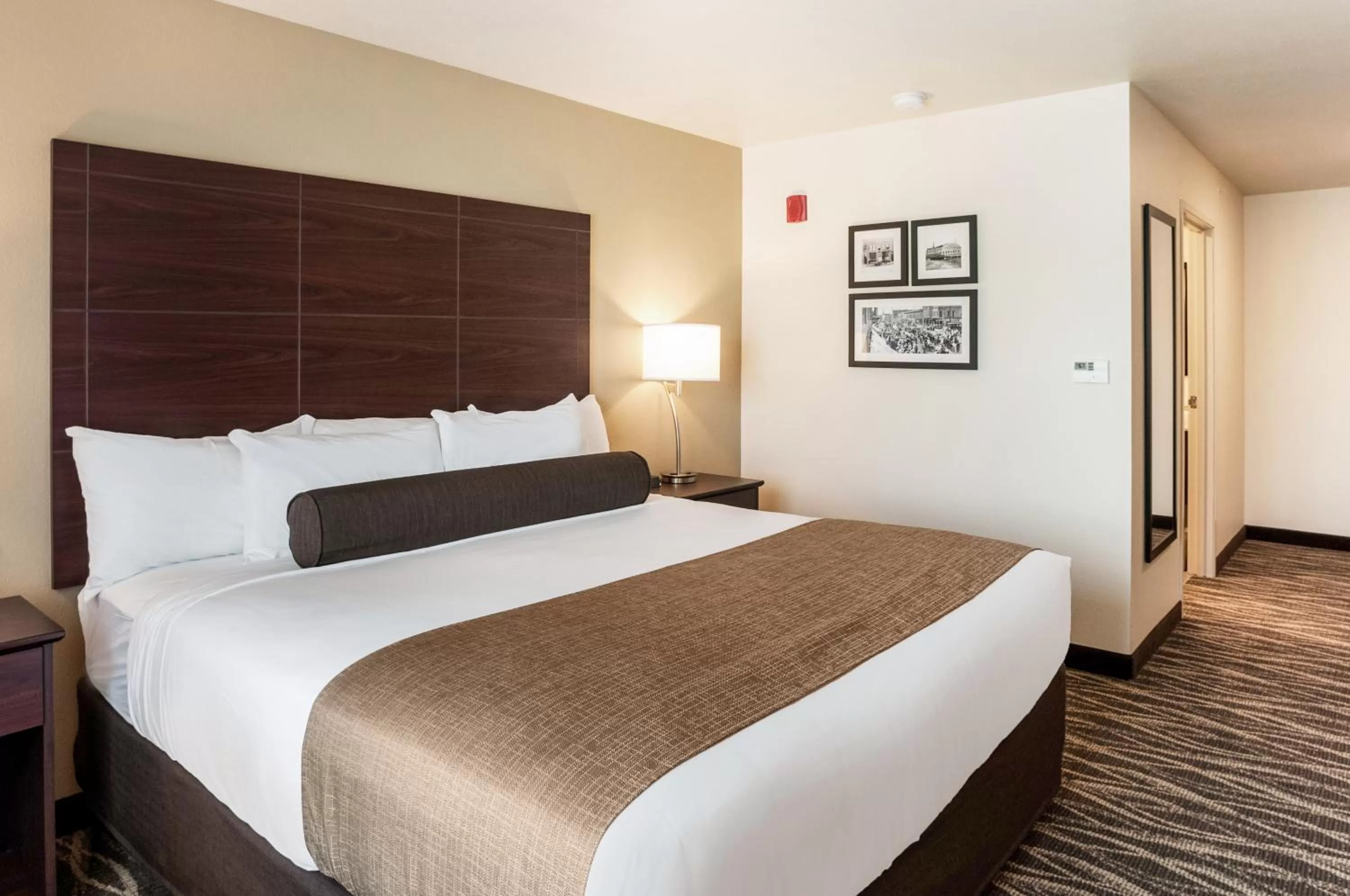 Bed in Cobblestone Hotel & Suites Appleton International Airport