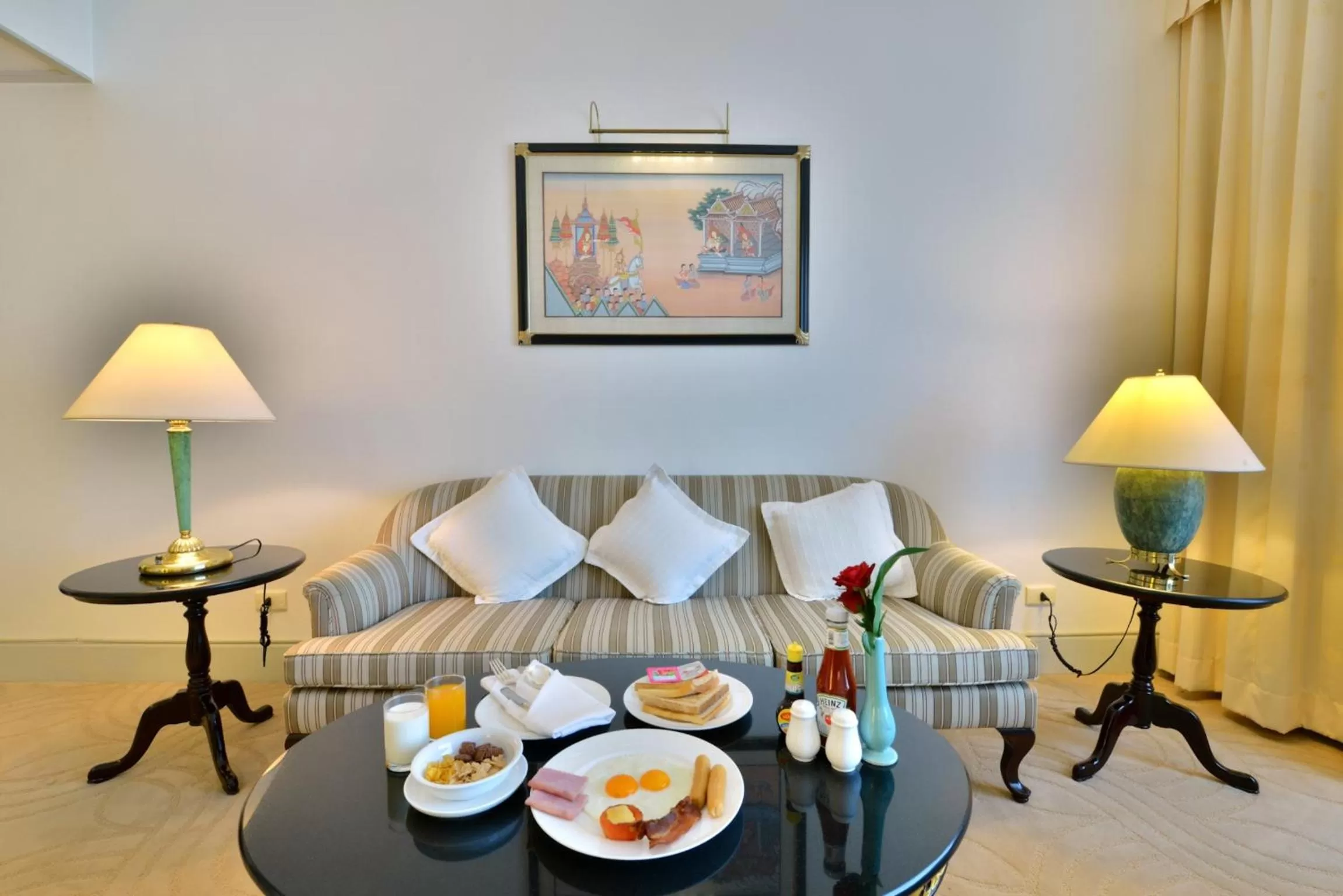 Living room in Evergreen Laurel Hotel Bangkok