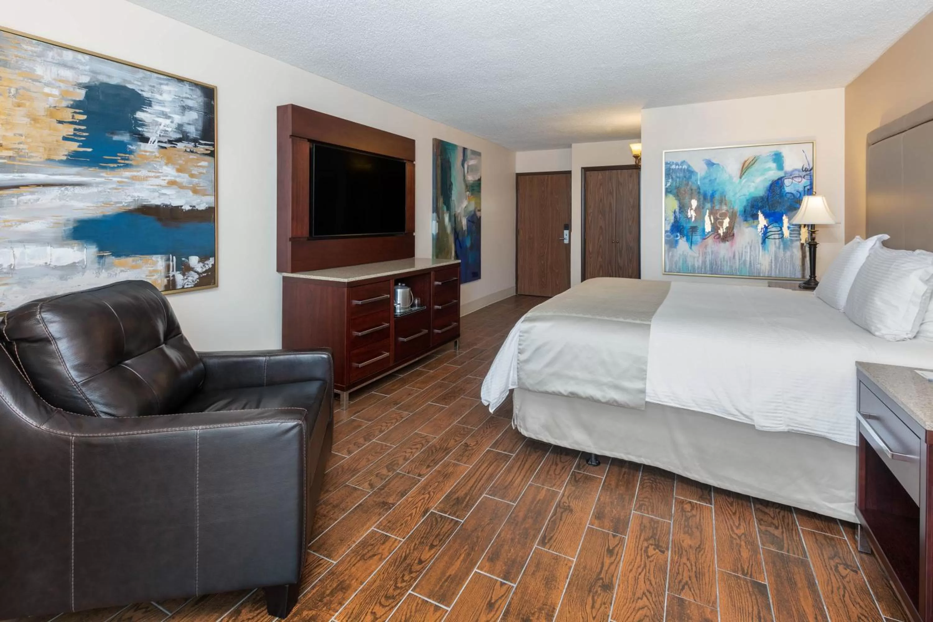 Photo of the whole room, Bed in Wyndham Riverfront Hotel