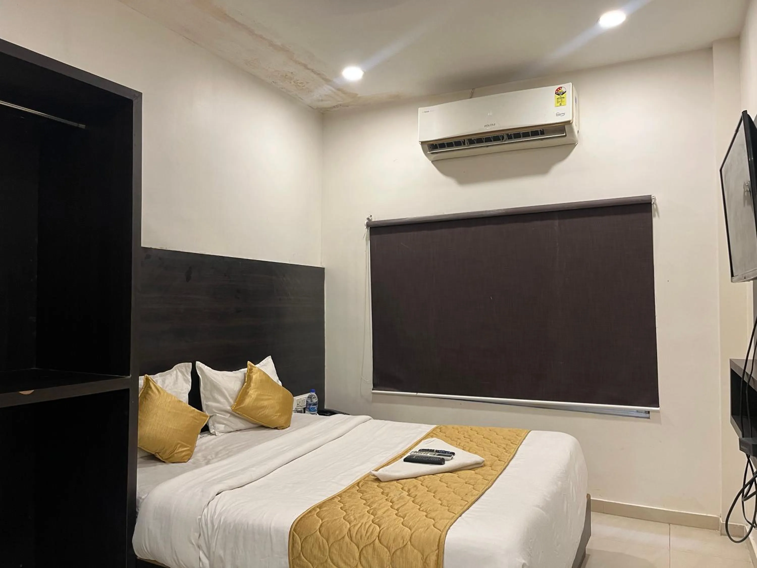 Bed in Wind Flower Regency - Near Kokilaben Hospital