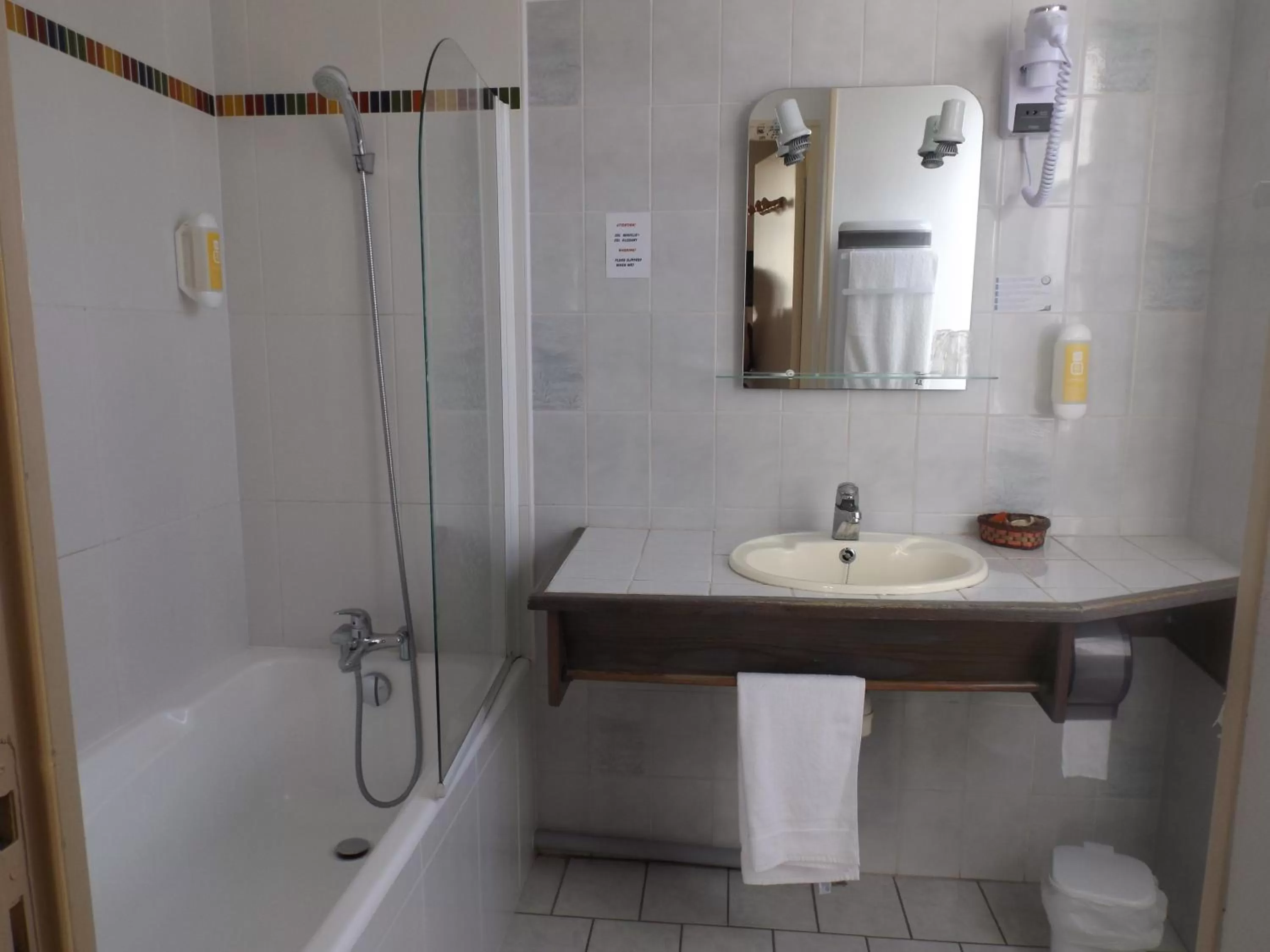 Bathroom in Logis Hôtel La Résidence, Cognac Centre