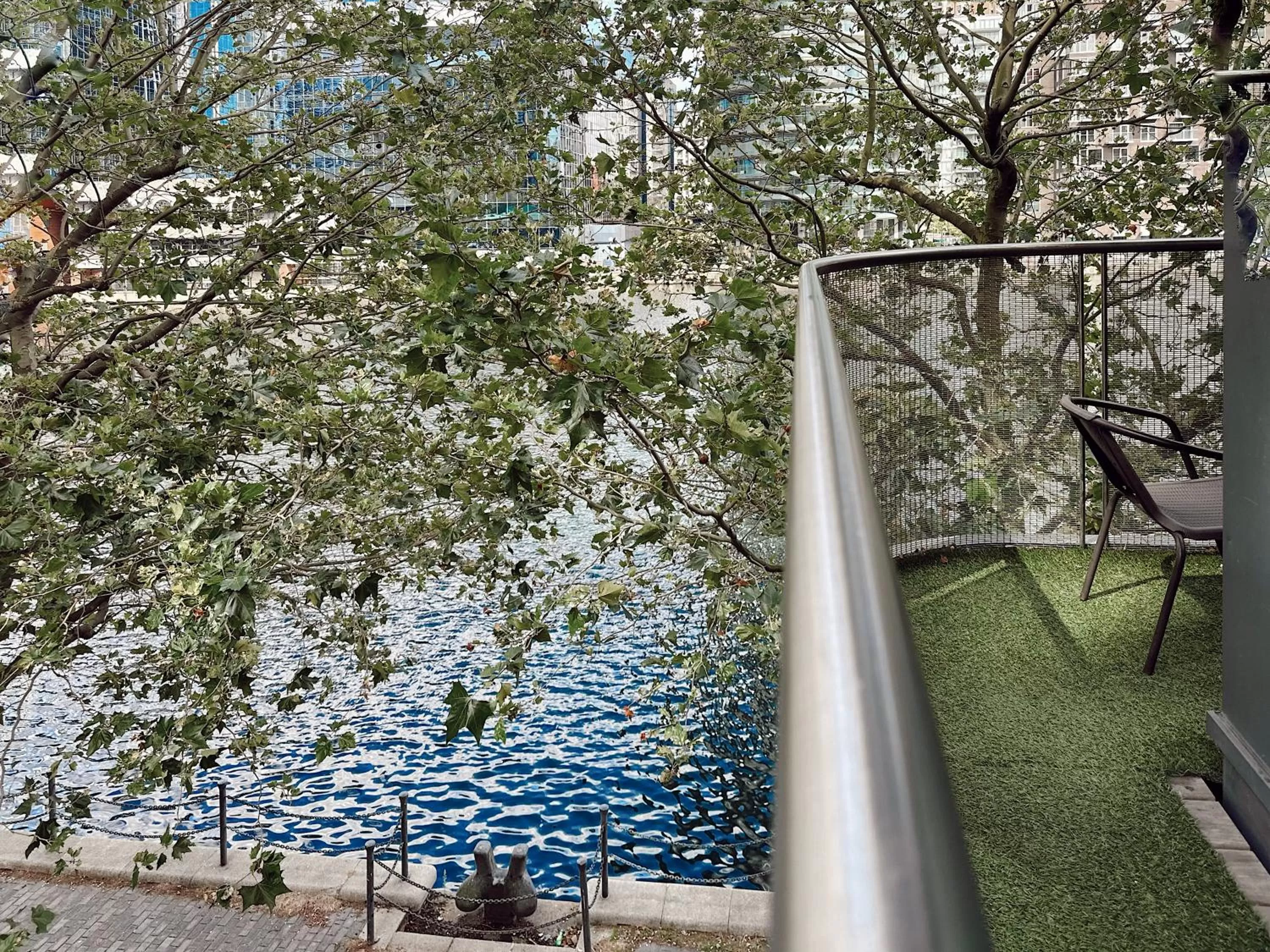 Day in Canary Wharf - Luxury Apartments