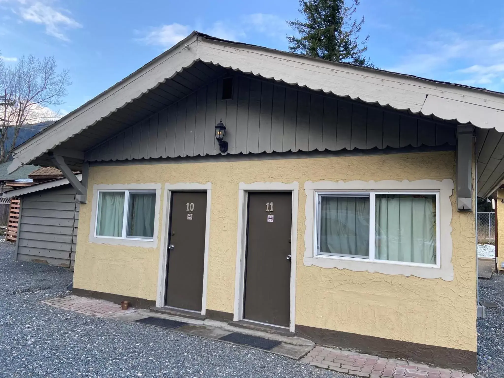 Property Building in Swiss Chalets Motel