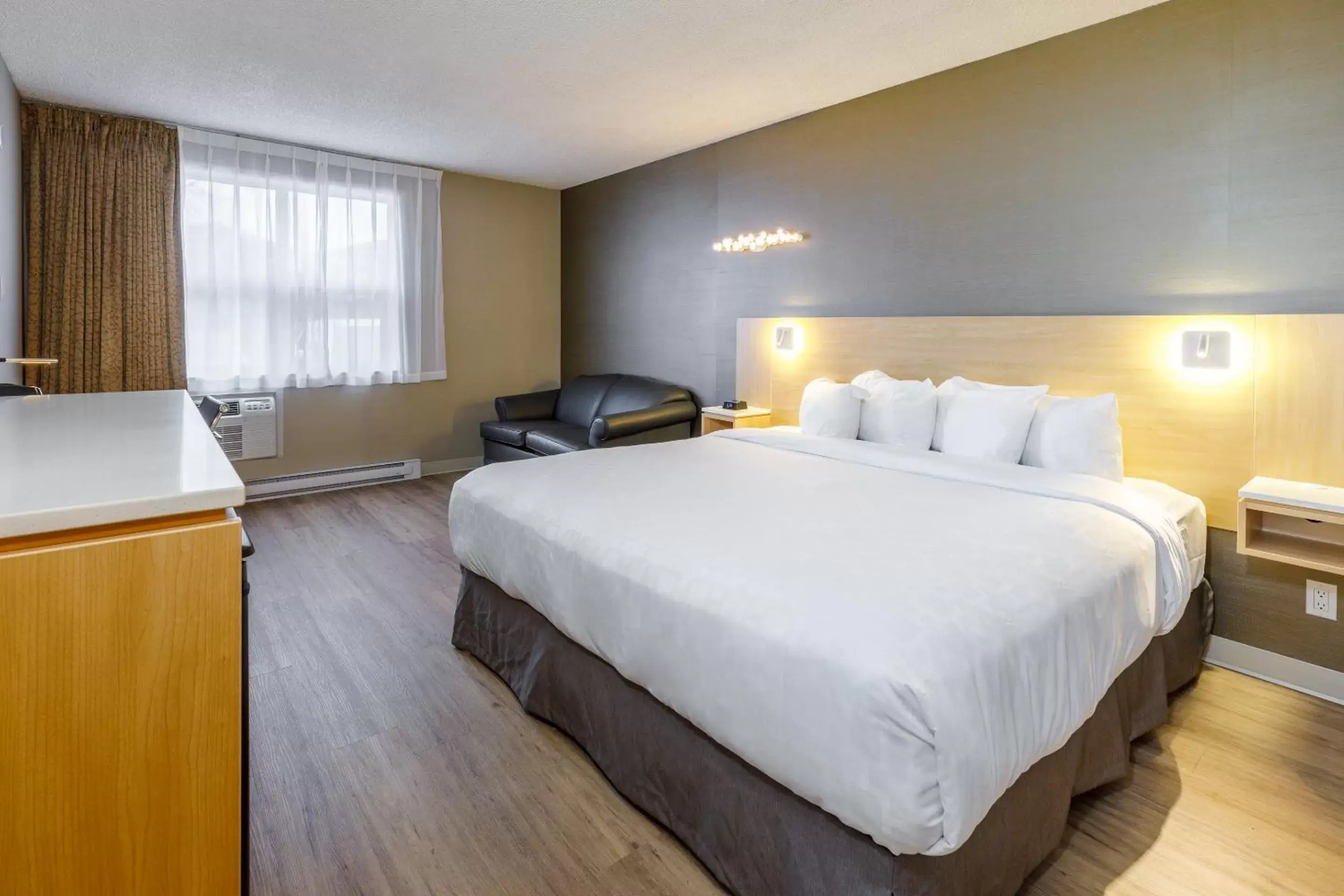 Bed in Clarion Pointe Quebec Airport Bed in Clarion Pointe Quebec Airport