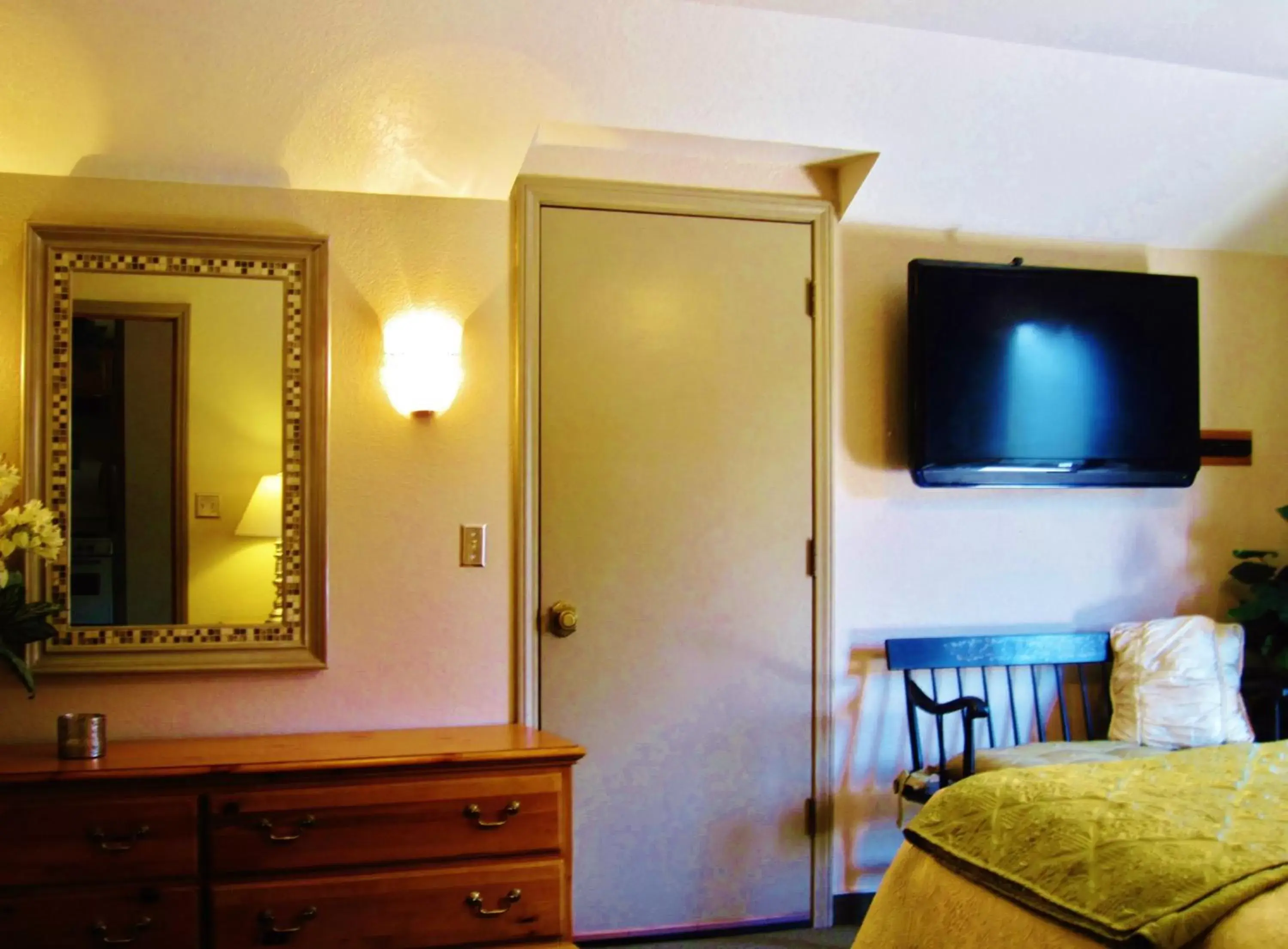 TV and multimedia, TV/Entertainment Center in The North Shore Inn
