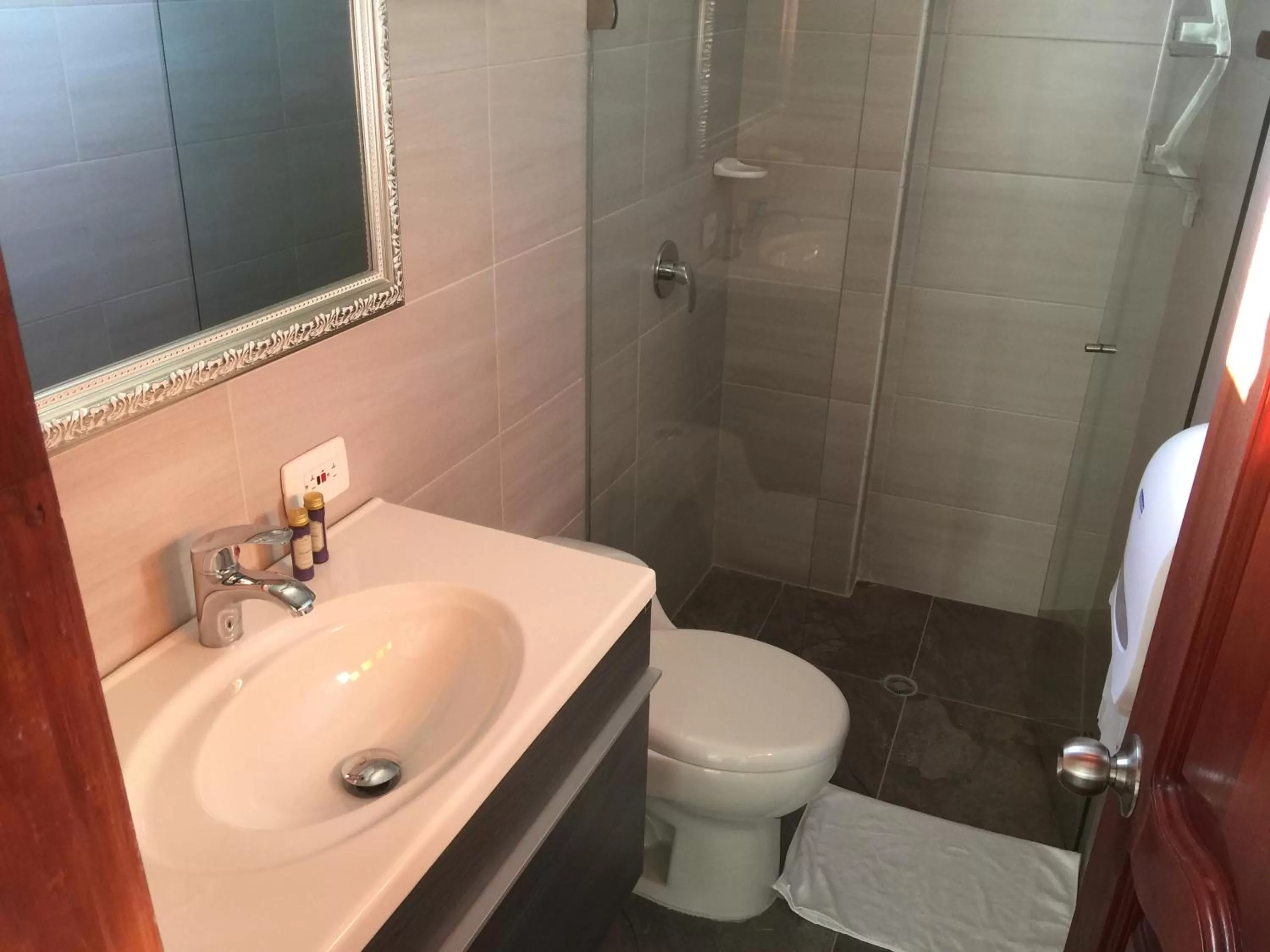 Bathroom in Akel House Hotel