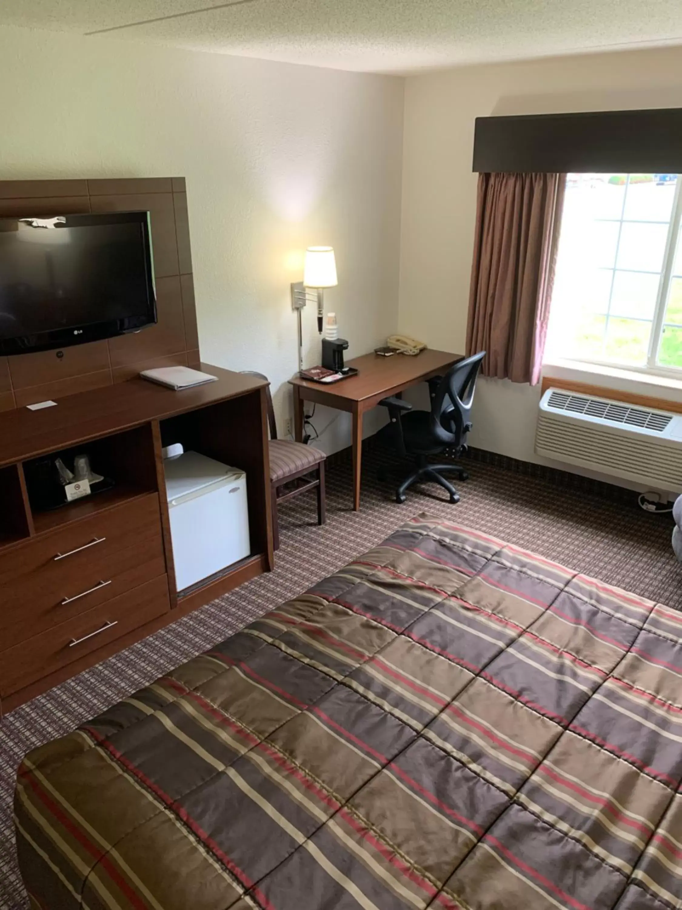 Photo of the whole room, TV/Entertainment Center in Nichols Inn of Red Wing