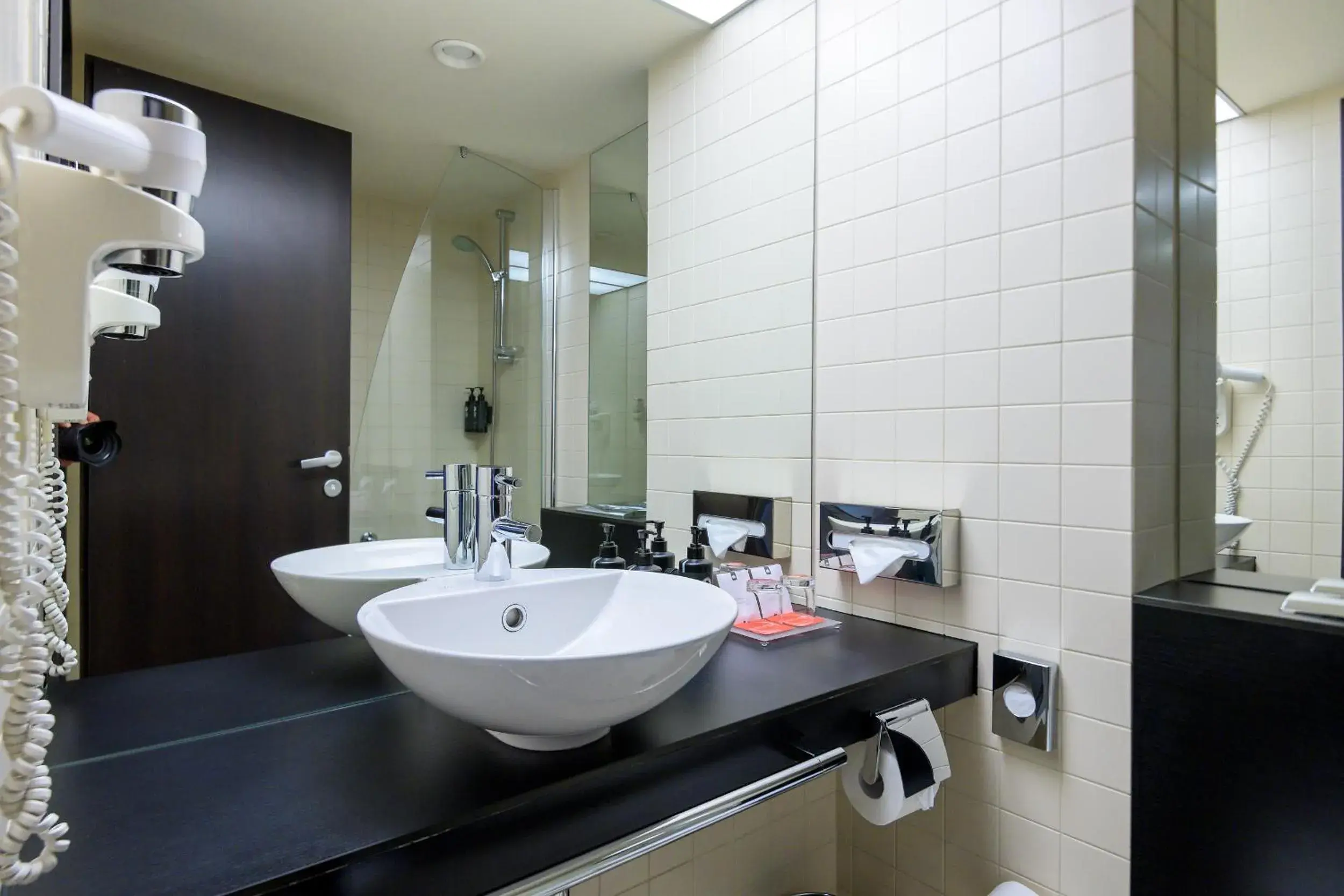 Bathroom in Ramada Plaza by Wyndham Bucharest Convention Center