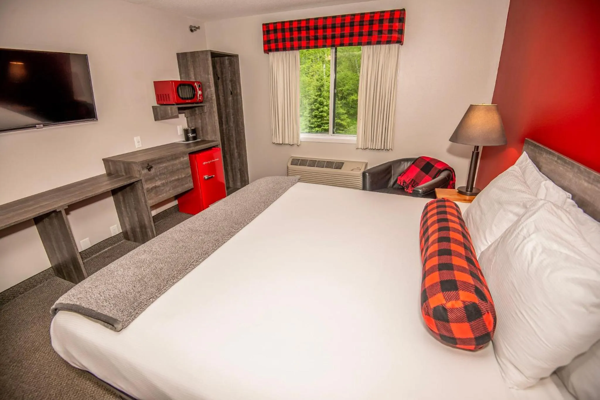 Bedroom, Bed in Mountain Inn at Lutsen