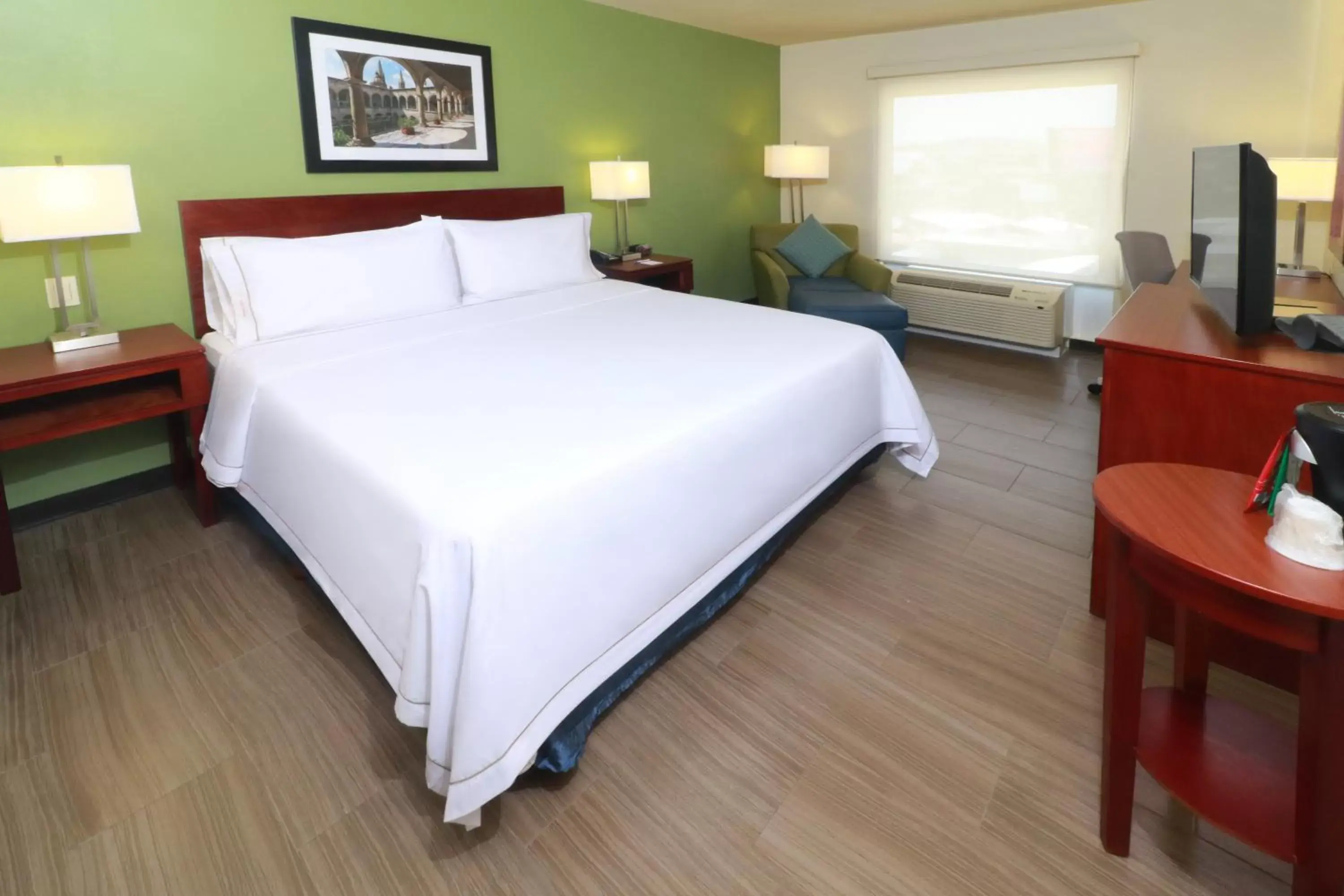 Photo of the whole room, Bed in Holiday Inn Express Guadalajara Aeropuerto, an IHG Hotel