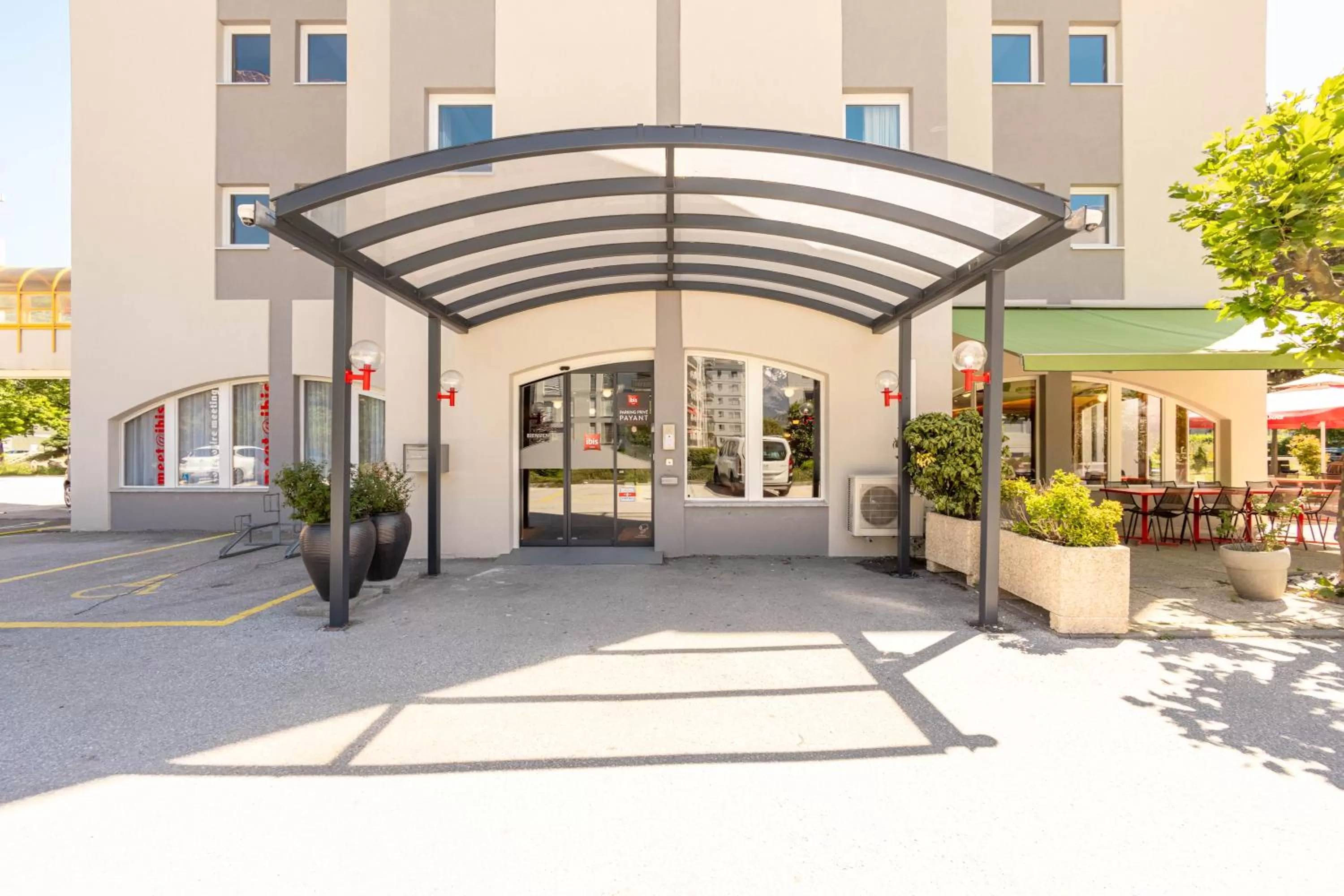 Property building in Ibis Sion