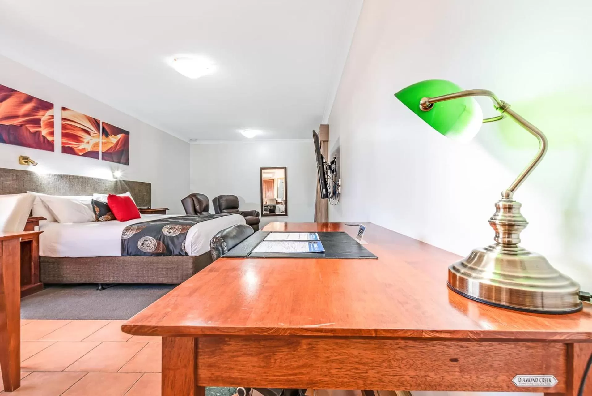 Photo of the whole room, Bed in Georgian Motor Lodge