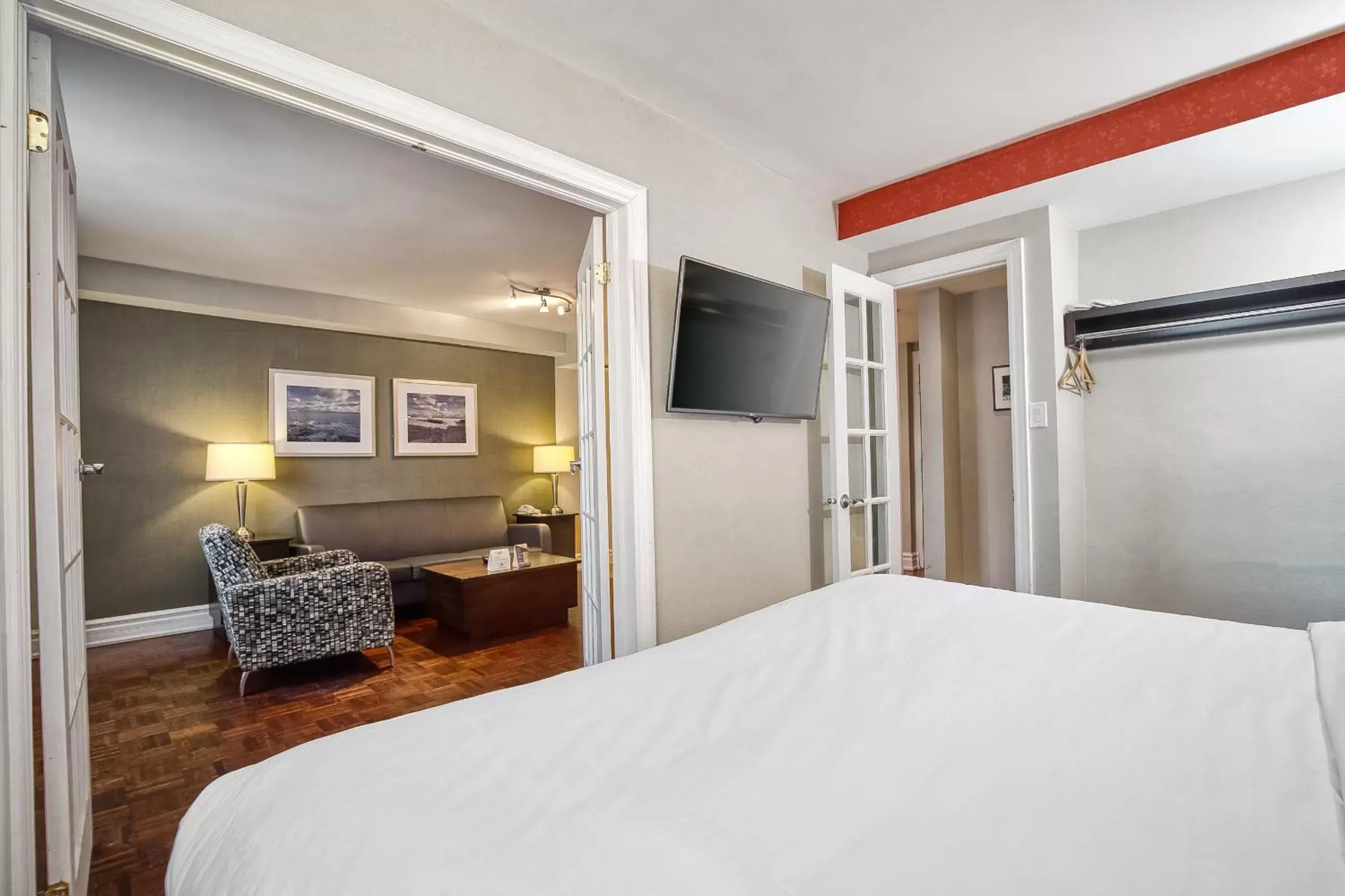 Communal lounge/ TV room, Bed in Town Inn Suites Hotel